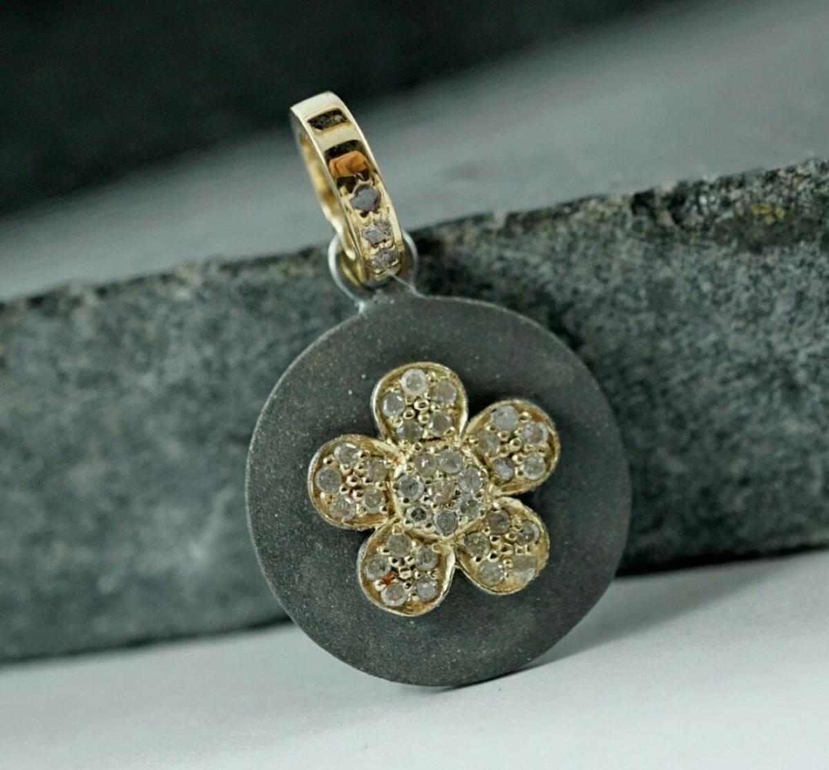 Colgante Flor Diamante Plata de Ley 925 Acabado Mate Colgante Flor Redondo.

Base metálica
Plata de ley, 925 partes por 1000
Metal
Plata de ley
Forma de la piedra principal
Redondo
Forma del colgante
Flor
Talla
15 mm Aprox.
Piedra