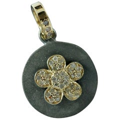Colgante Flor Diamante Plata de Ley 925 Acabado Mate Colgante Flor Redondo.