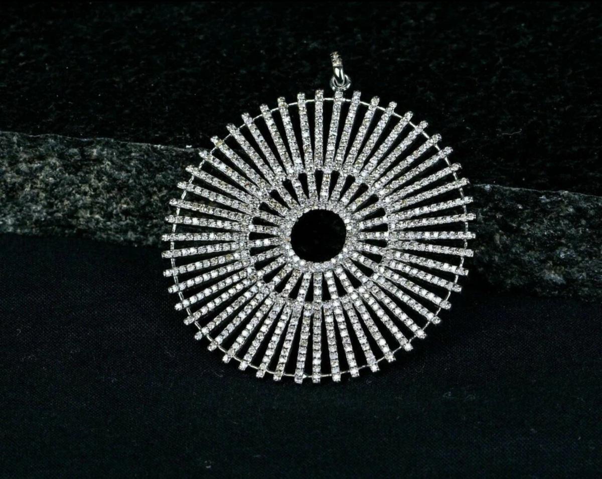 Colgante de disco redondo de diamante de plata de ley 925 Colgante de diamante de diseño hecho a mano Art Decó en venta