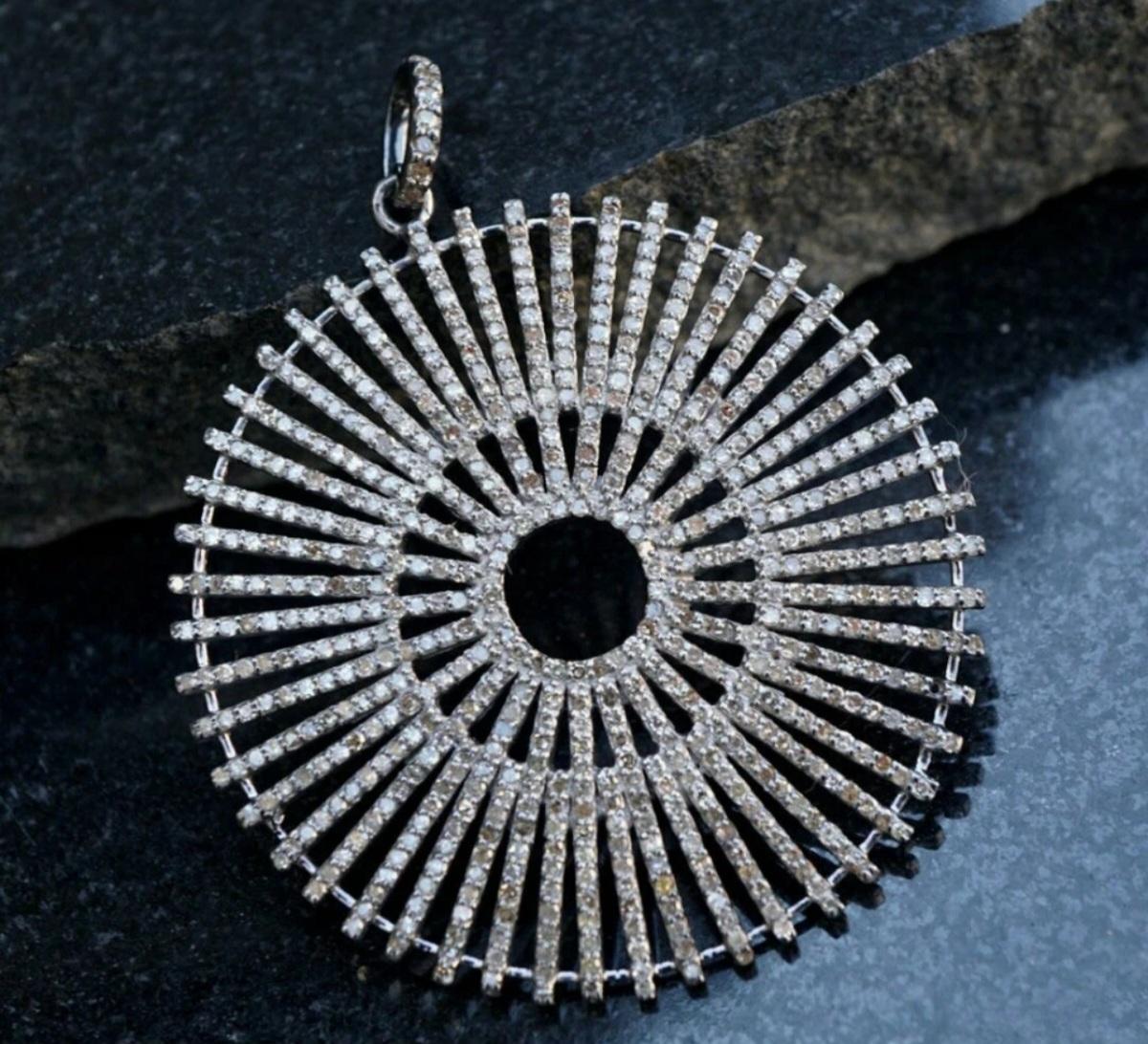 Colgante de disco redondo de diamante de plata de ley 925 Colgante de diamante de diseño hecho a mano Corte redondo en venta