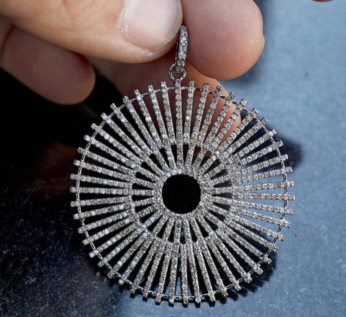 Colgante de disco redondo de diamante de plata de ley 925 Colgante de diamante de diseño hecho a mano en Nuevo estado para la venta en Chicago, IL