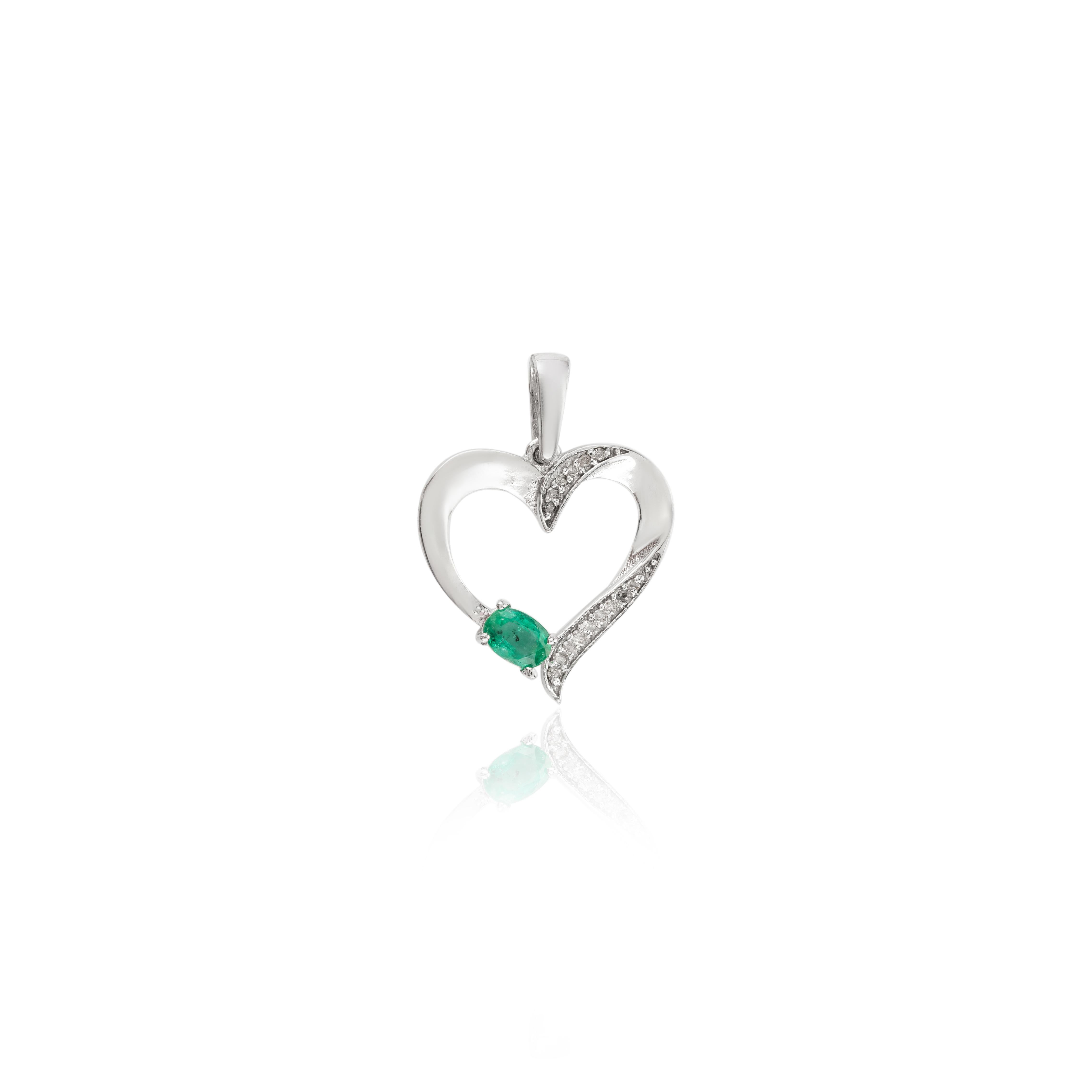 Modern .925 Sterling Silver Emerald and Diamond Accent Heart Pendant Valentine Gift For Sale