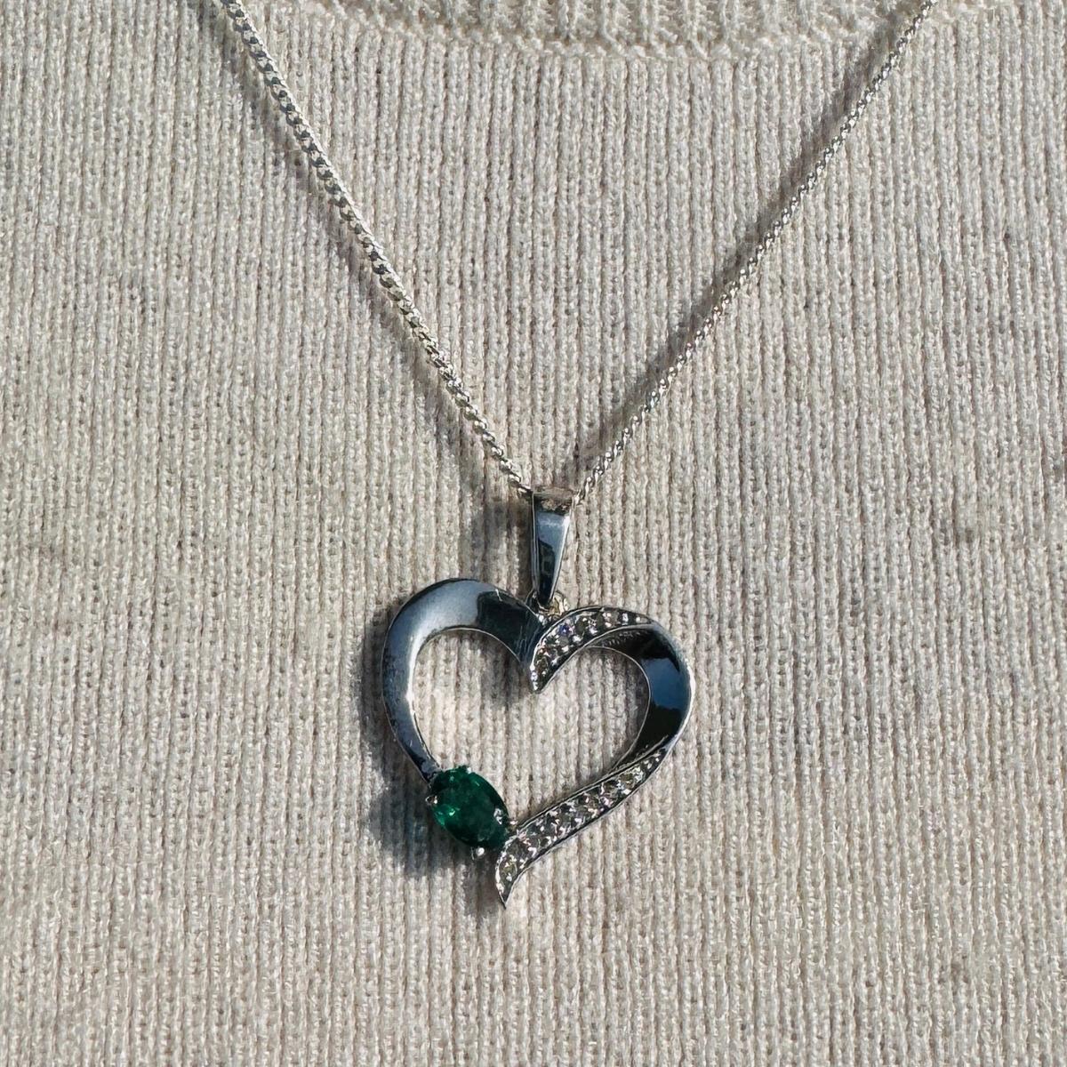 Modern 925 Sterling Silver Emerald and Diamond Accent Heart Pendant Valentine Gift For Sale