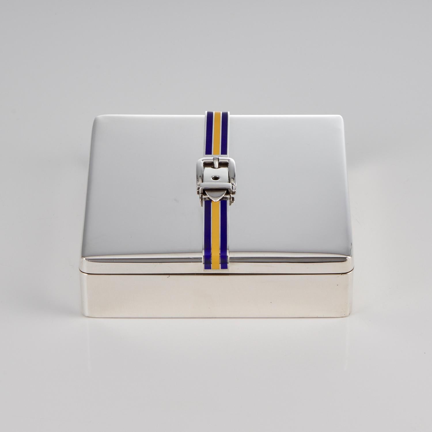 Una caja italiana de plata de ley 925 y esmalte de hacia 1960

Esta caja presenta una calidad y un diseño asombrosos. Tanto la plata como el esmalte están en perfecto estado y la decoración de la hebilla es tan realista que parece que pueda estar