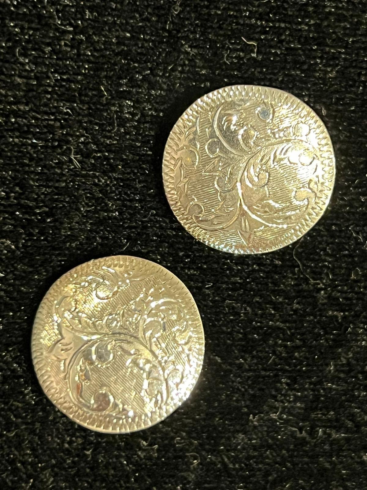 925 Sterling Silver Finely Engraved Clips / Clip on Earrings In Excellent Condition For Sale In MELBOURNE, AU