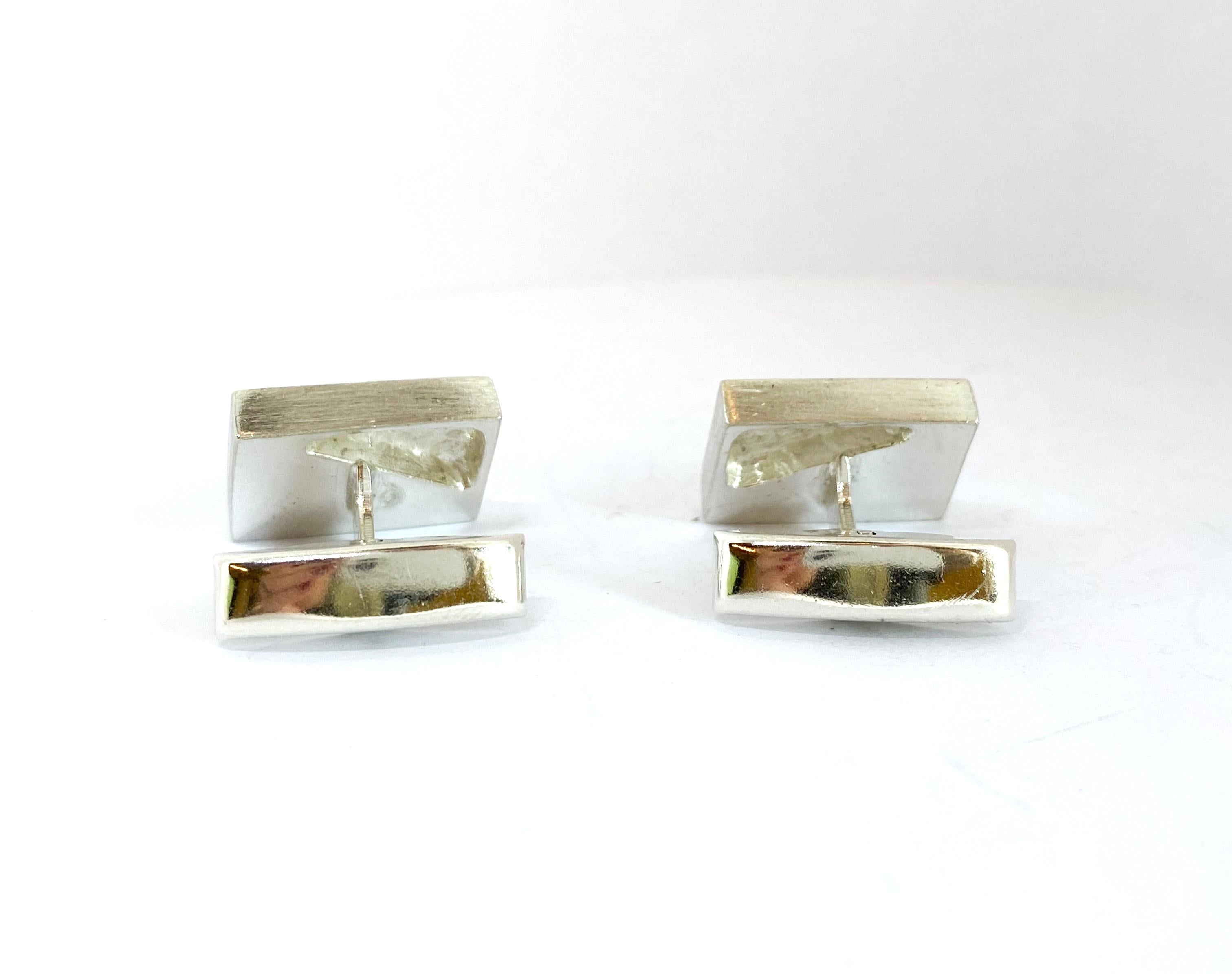 925 Sterling Silver Finland Cufflinks Spectrolite
Unused new Cufflinks.
Stock of an old discontinued jeweler's shop.
Circa 1990 ? Not polished,
Made Vaasa Finland.
Stamp JA =Johan Edvard Appelgren 

Spectrolite Stone:
Due to its brilliant light