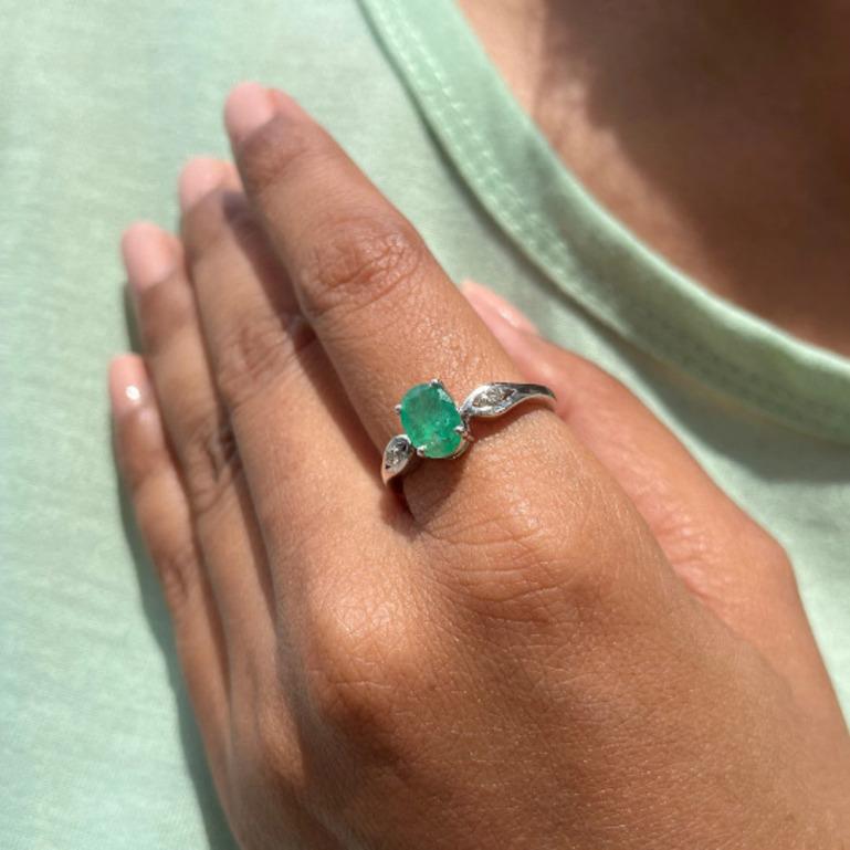 Im Angebot: Minimalistischer 925 Sterlingsilber-Ring mit echtem Smaragd und Diamant für sie () 2