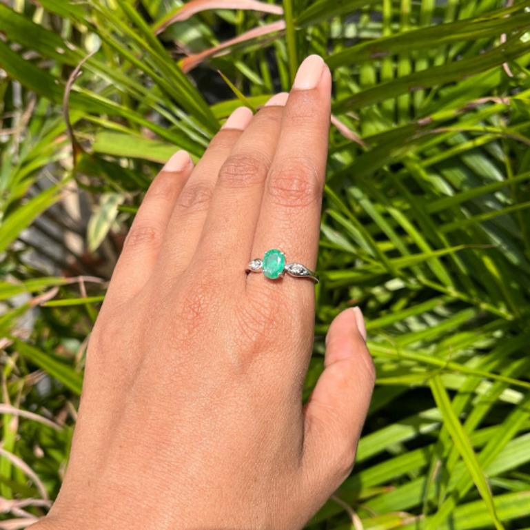Im Angebot: Minimalistischer 925 Sterlingsilber-Ring mit echtem Smaragd und Diamant für sie () 4