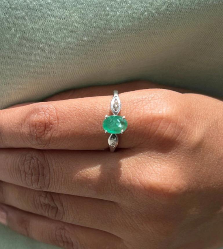 Im Angebot: Minimalistischer 925 Sterlingsilber-Ring mit echtem Smaragd und Diamant für sie () 6