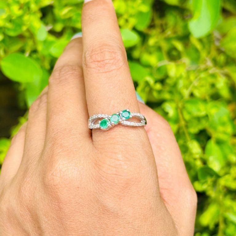 For Sale:  Contemporary Genuine Green Emerald Cluster Ring in 925 Silver Elegant Ring 4