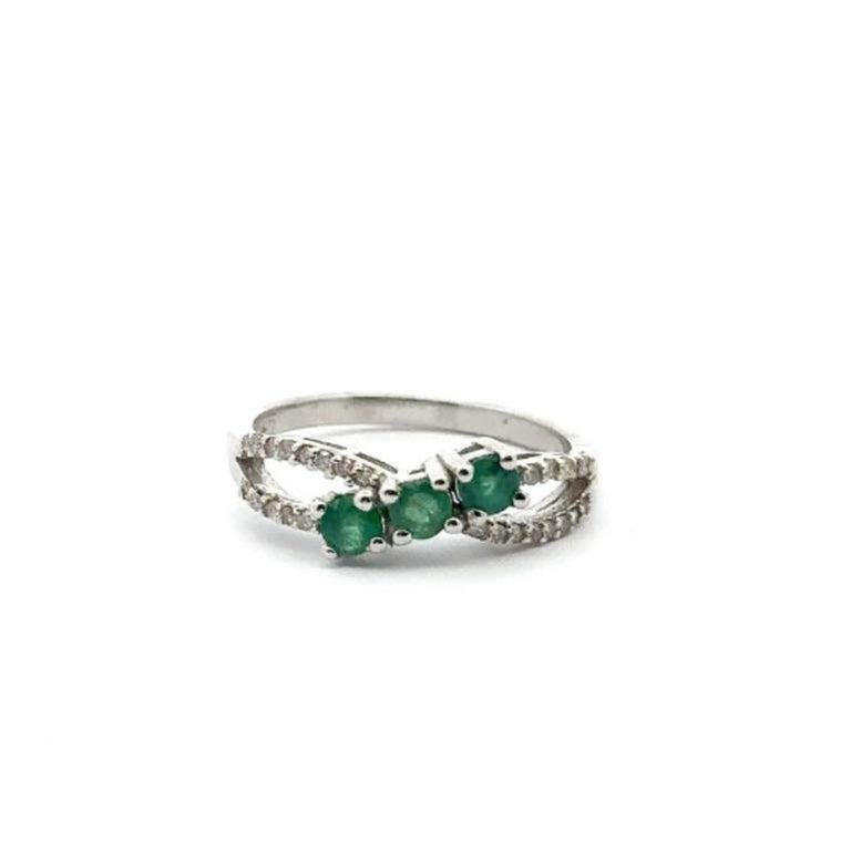 For Sale:  Contemporary Genuine Green Emerald Cluster Ring in 925 Silver Elegant Ring 6