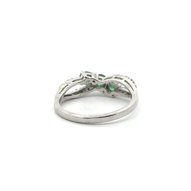For Sale:  Contemporary Genuine Green Emerald Cluster Ring in 925 Silver Elegant Ring 7