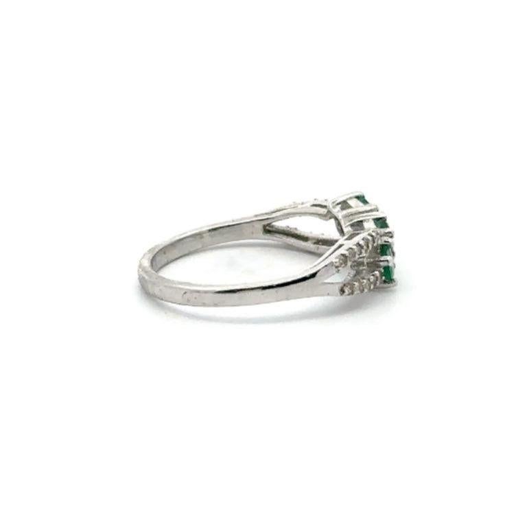 For Sale:  Contemporary Genuine Green Emerald Cluster Ring in 925 Silver Elegant Ring 8