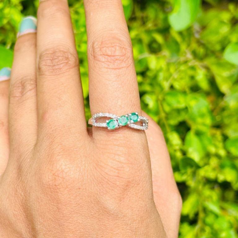 For Sale:  Contemporary Genuine Green Emerald Cluster Ring in 925 Silver Elegant Ring 9