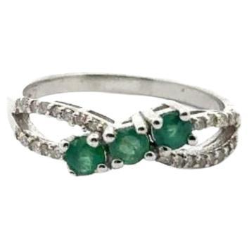 For Sale:  Contemporary Genuine Green Emerald Cluster Ring in 925 Silver Elegant Ring