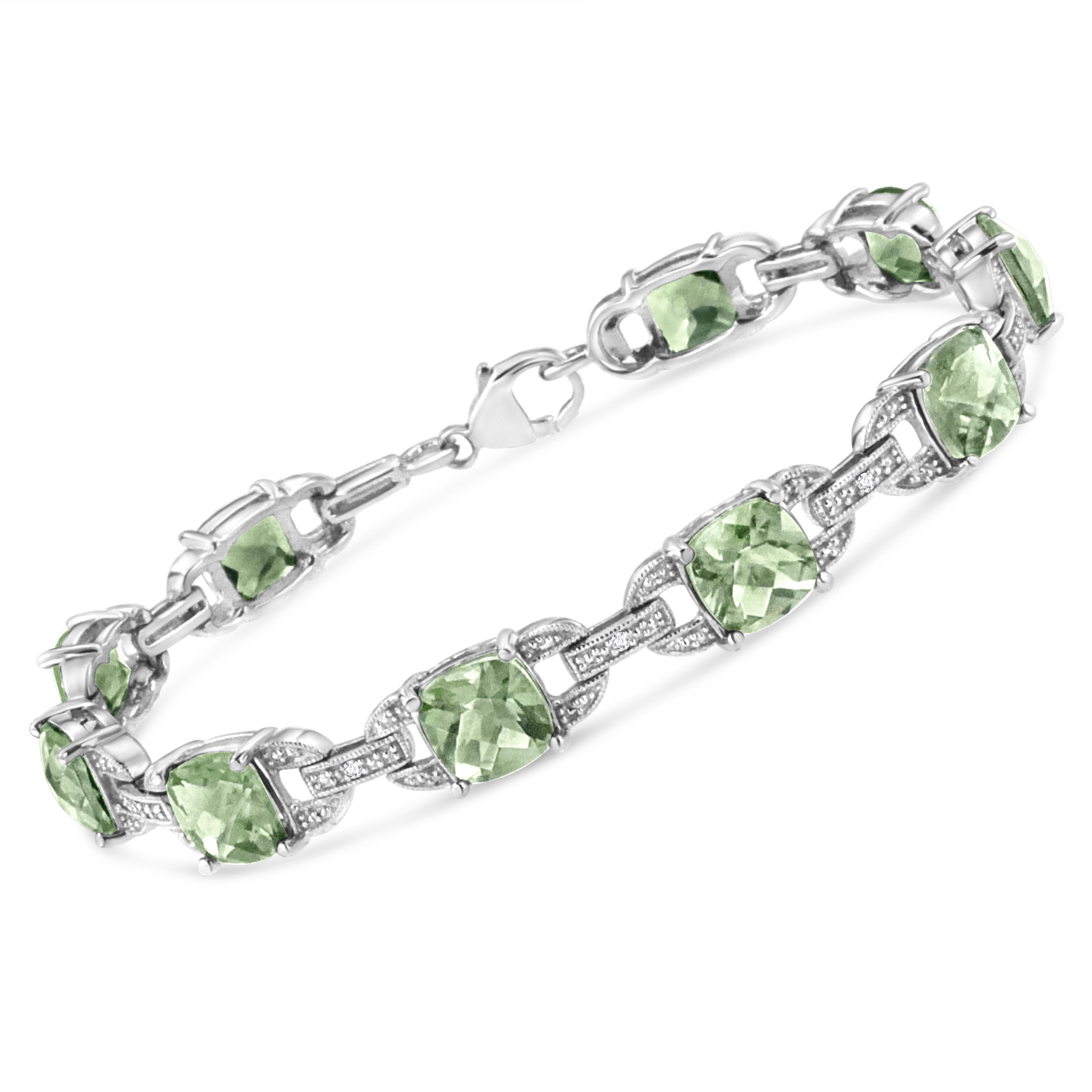 Di classe e femminile, questo bracciale tennis con ametista verde e diamanti è stato progettato appositamente per la tua donna. Realizzato in argento sterling, questo bracciale è impreziosito da 10 affascinanti ametiste verdi taglio cuscino