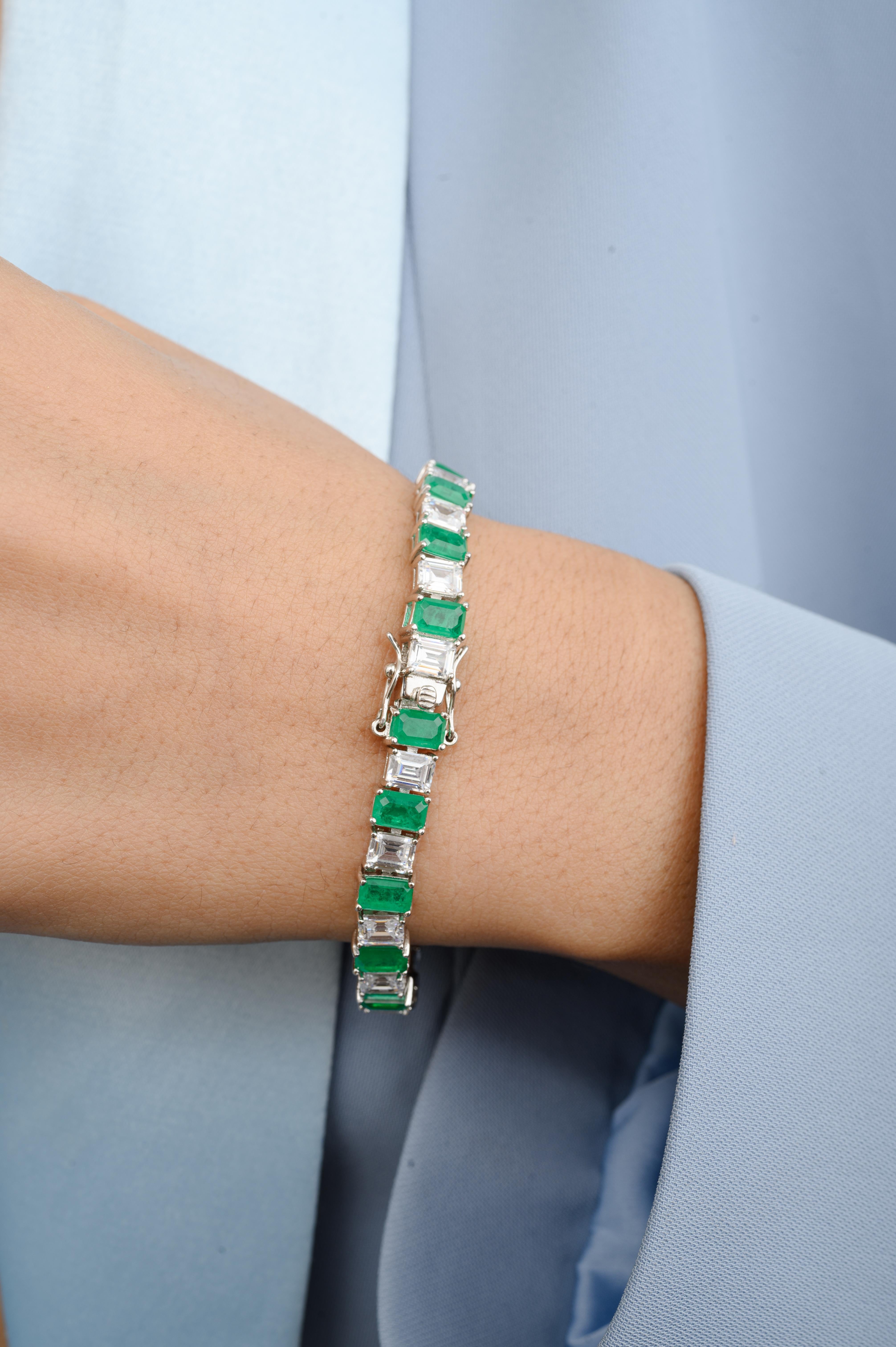 Pulsera de tenis de circonitas blancas verdes para boda en plata de ley. Necesitarás un brazalete de tenis llamativo para marcar la diferencia con tu look. Cada pieza presenta deslumbrantes piedras de circonita cúbica, famosas por su brillo y