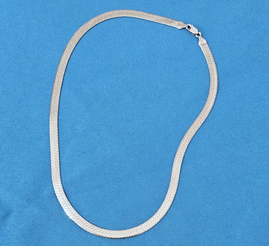 925 Sterling Silver Herringbone Necklace / Chain, Vintage, Stamped
Flat Herringbone Sterling Silver Necklace Chain, approximately 18