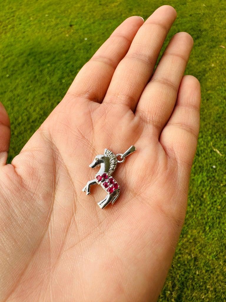 Colgante Caballo de Plata de Ley 925 con Rubí y Diamante para Madre en venta 1