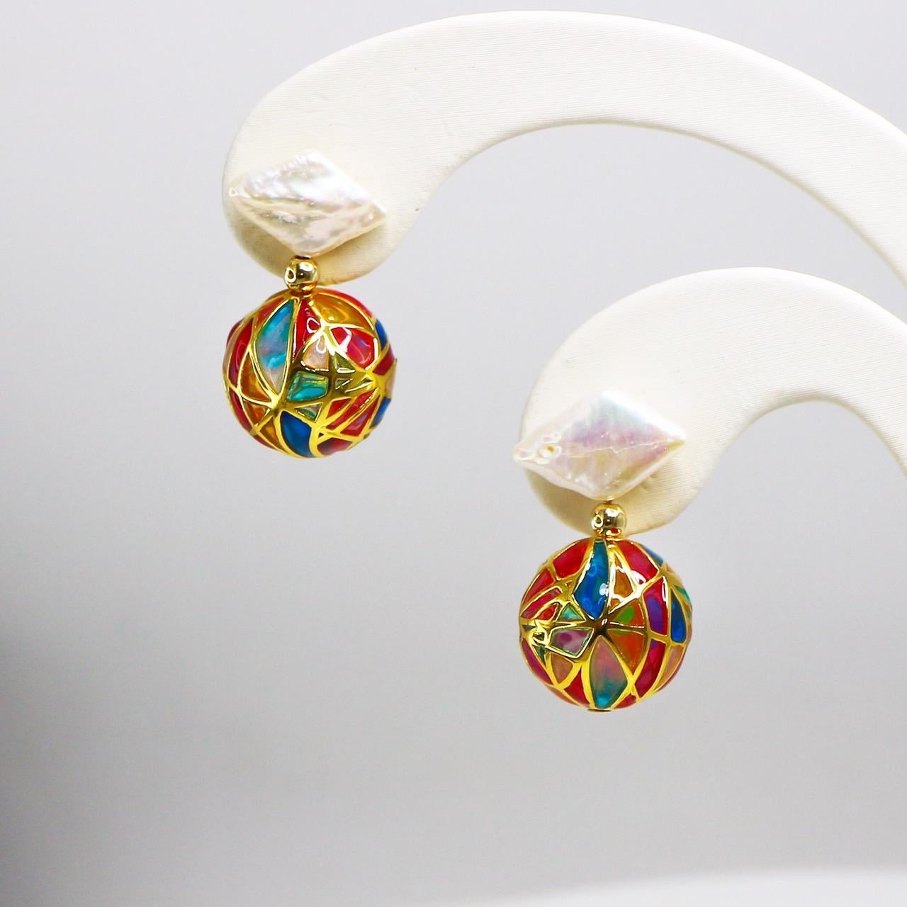 *925 Sterling Silver Hot Air Balloon Enamel Antique Stud Earrings*

Hot air balloon shape enamel on the yellow gold plated 925 sterling silver band with fine workmanship and enamel art. 

The earrings combine fashion and classic design ideas and are