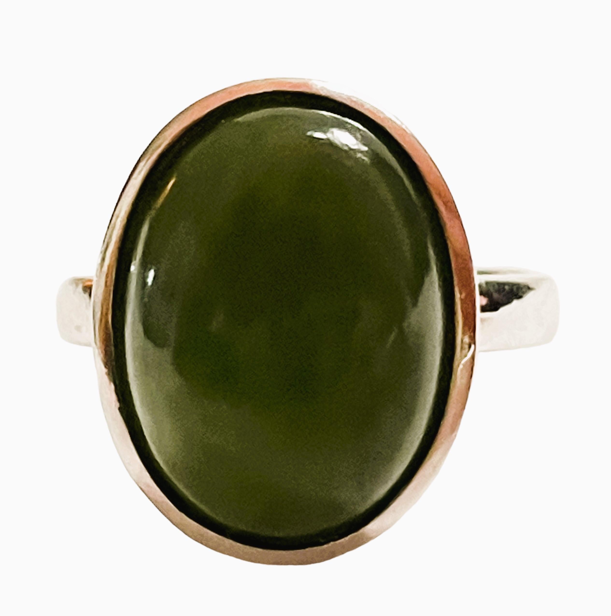 925 Sterlingsilber Jade Post-Ohrringe und passender Ring im Zustand „Hervorragend“ im Angebot in Eagan, MN