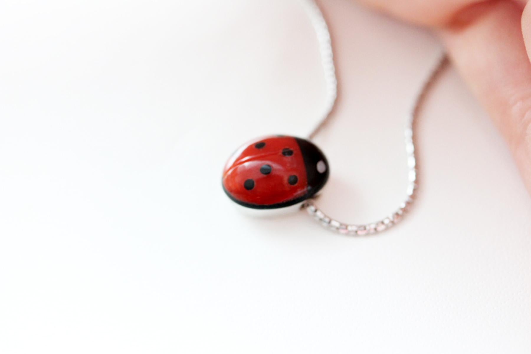 Amazing hand carved in the shape of an ladybug made in Mediterranean coral and onyx and mounted in sterling silver 925.
This necklace is very special addiction to any outfit!
 
For any problems related to some materials contained in the items that