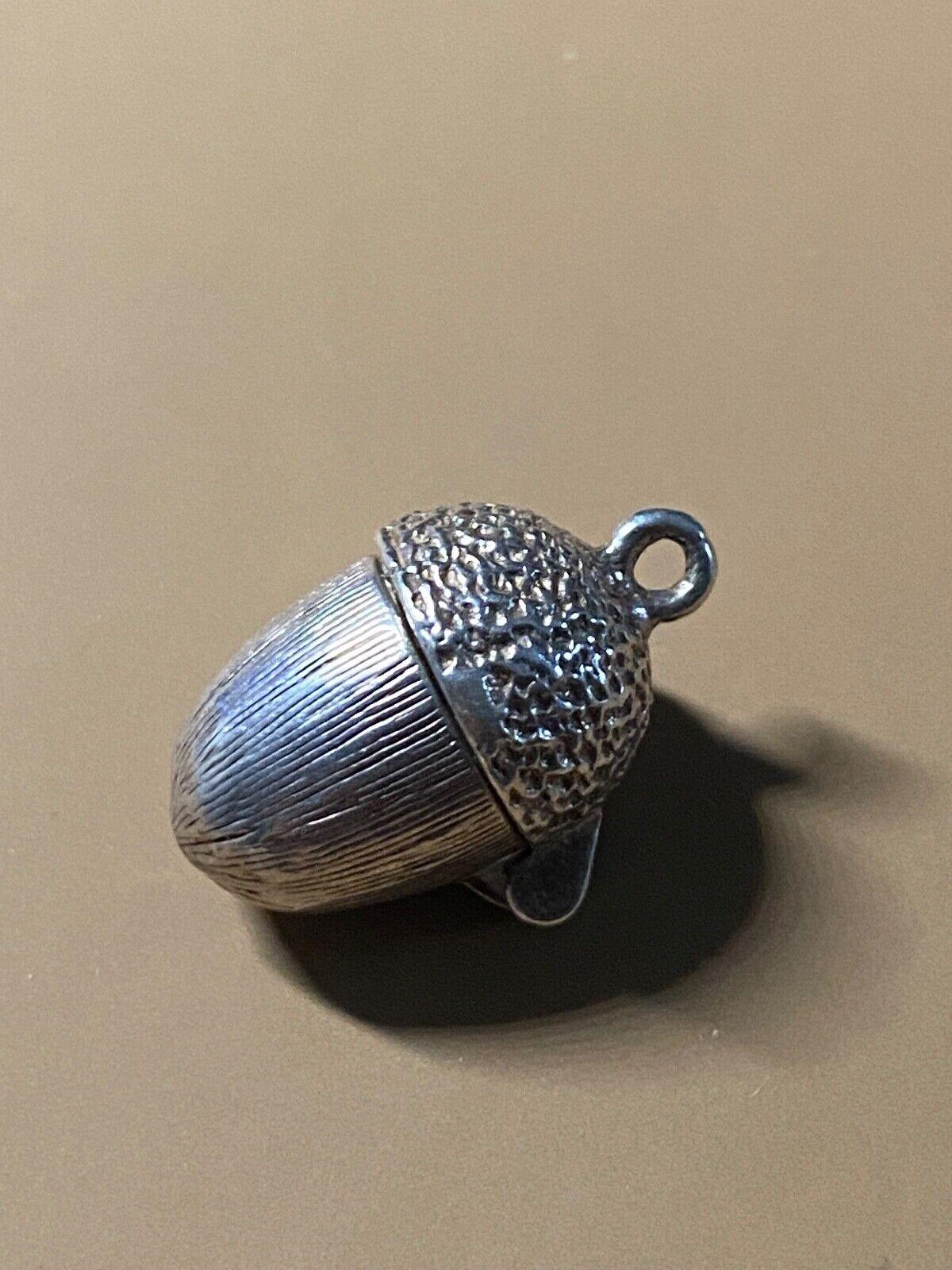 Aufwändig gestaltet wie eine Eichel,  
Dieser hübsche Vintage-Charme wurde sorgfältig hergestellt.
aus 925er Sterlingsilber  

Außergewöhnlich detailliert,
Dieser Charme soll überraschen und erfreuen, 
wenn es sich öffnet und ein hübsches