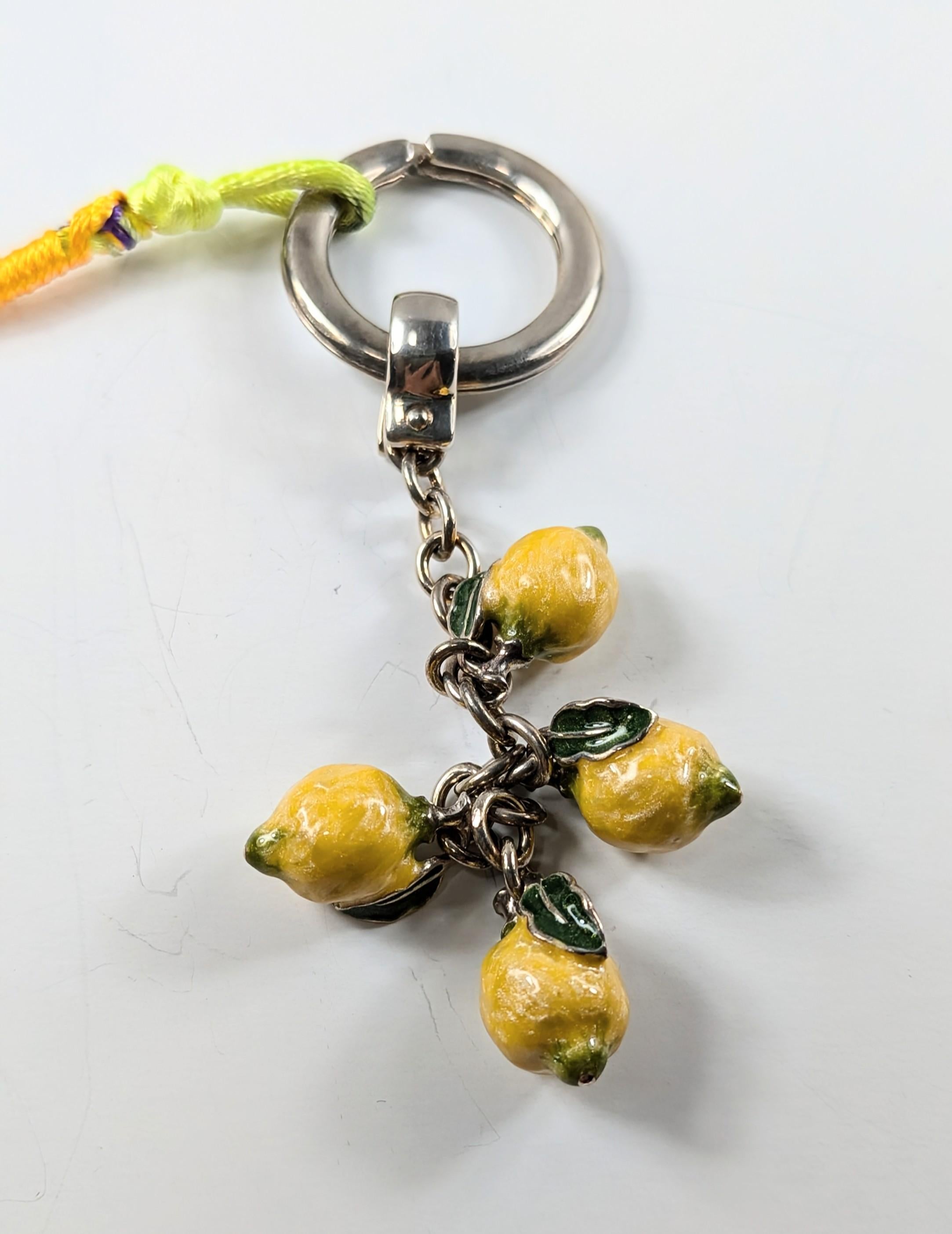 925 sterling silver lemon keychain signed by Italian Pietro Sorini Arezzo from the 1960s with yellow metallic enamel details

Weight 41 grams

 

PRADERA is a second generation of a family run business jewelers of reference in Spain, with a rich