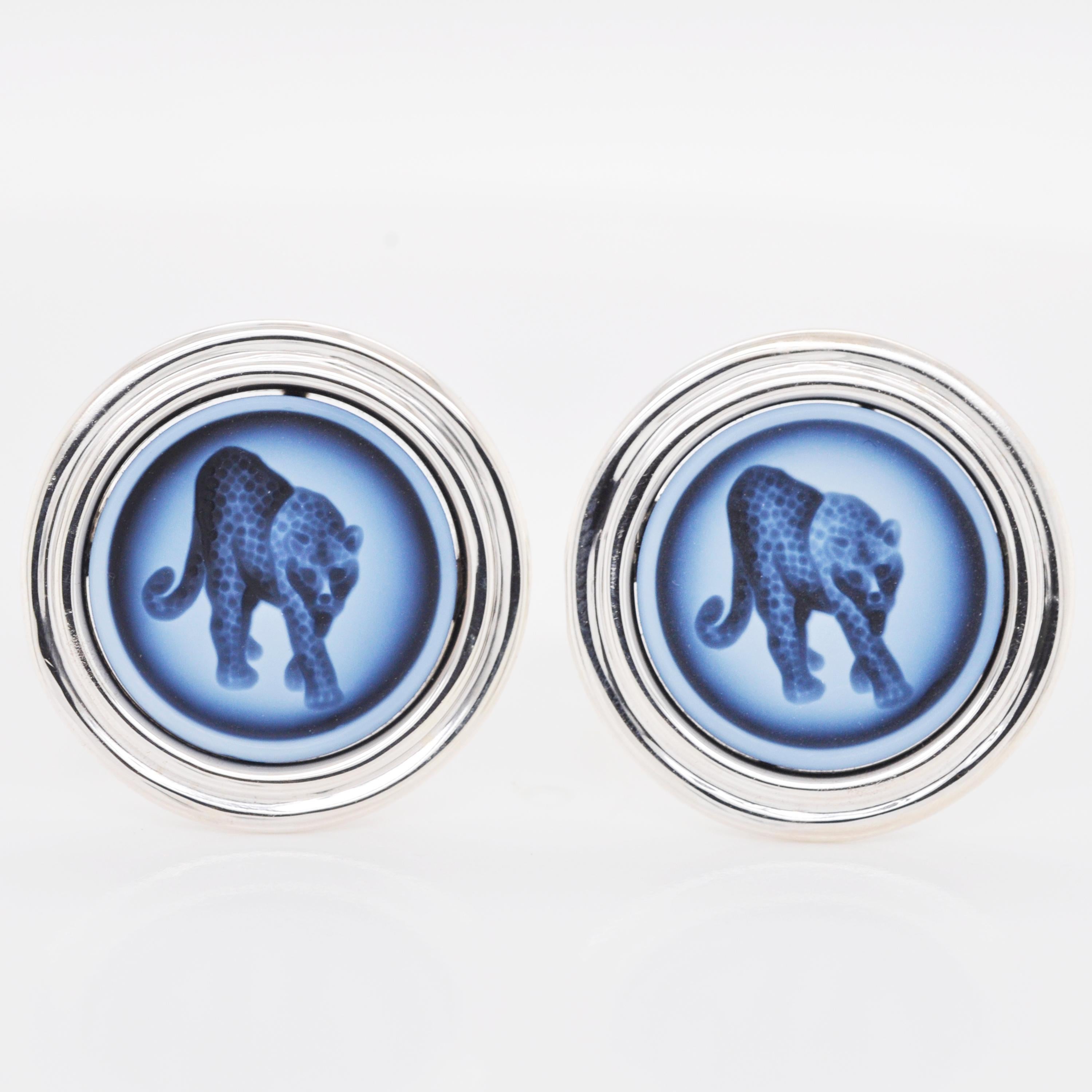 92.5 Sterling Silver Leopard Intaglio Agate Cameo Carving Cufflinks

These high quality cufflinks exhibit extremely high quality of craftsmanship. On the relief of Natural agate, the leopard is carved inside for the intaglio effect. The remarkable