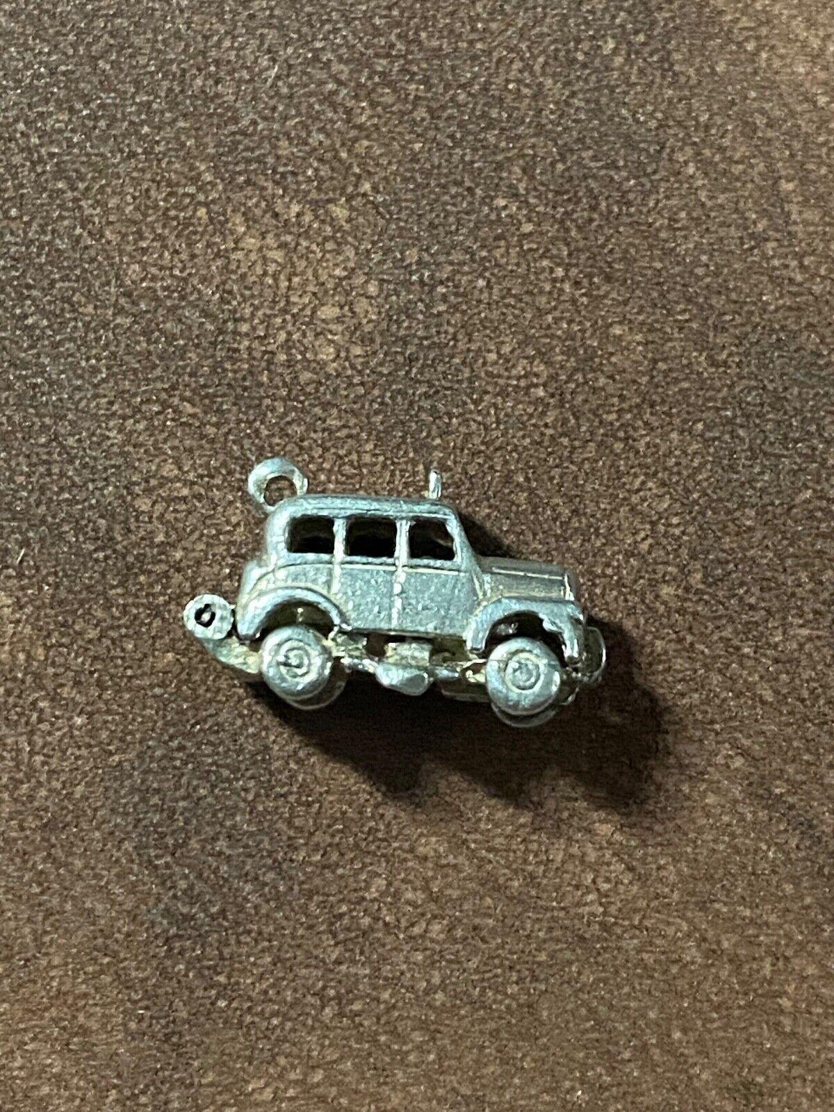 925 Sterling Silber London Cab Charm (Anhänger) Öffnen, um 2 Personen zu enthüllen im Angebot 1