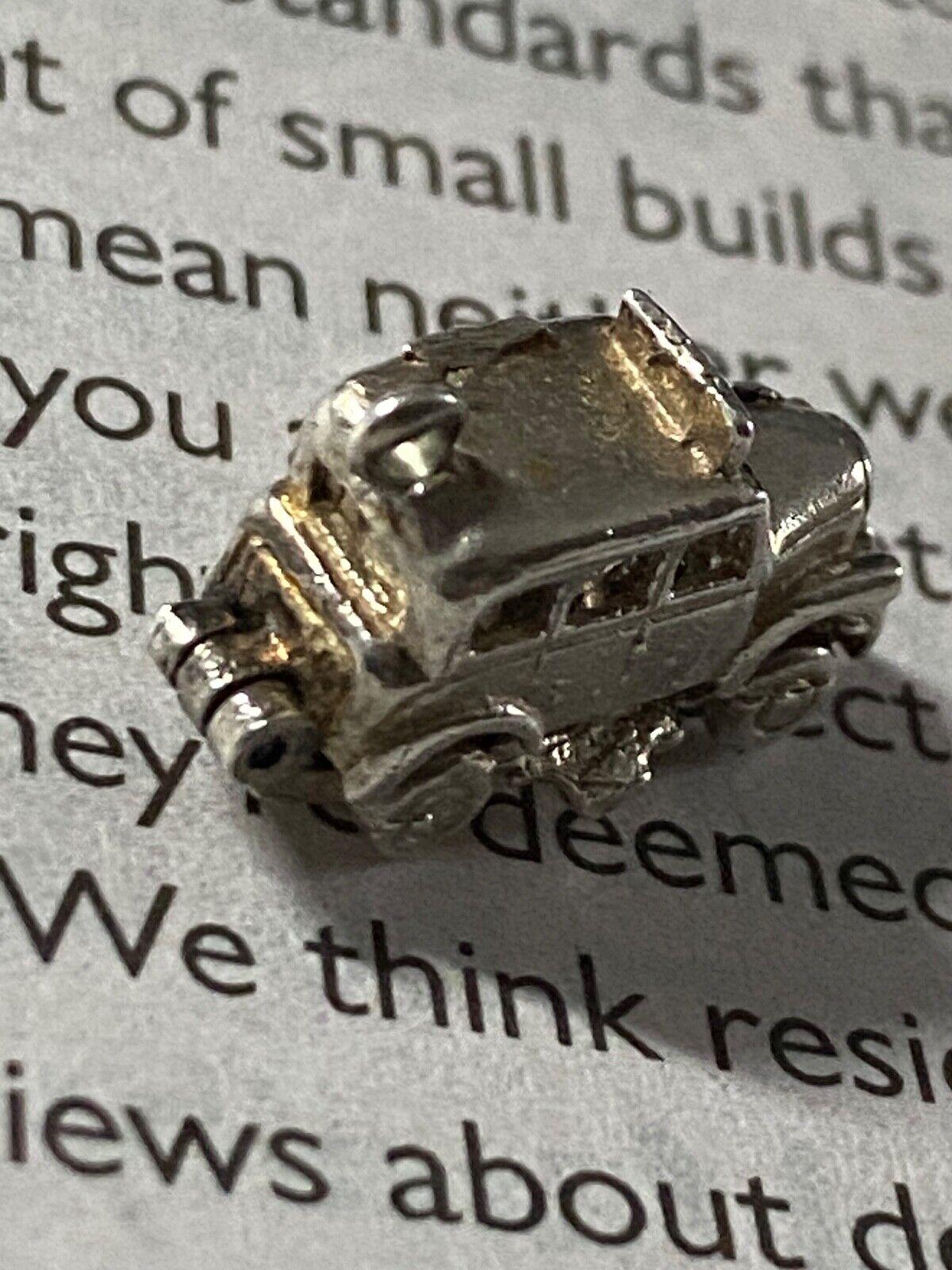 925 Sterling Silber London Cab Charm (Anhänger) Öffnen, um 2 Personen zu enthüllen im Angebot 2