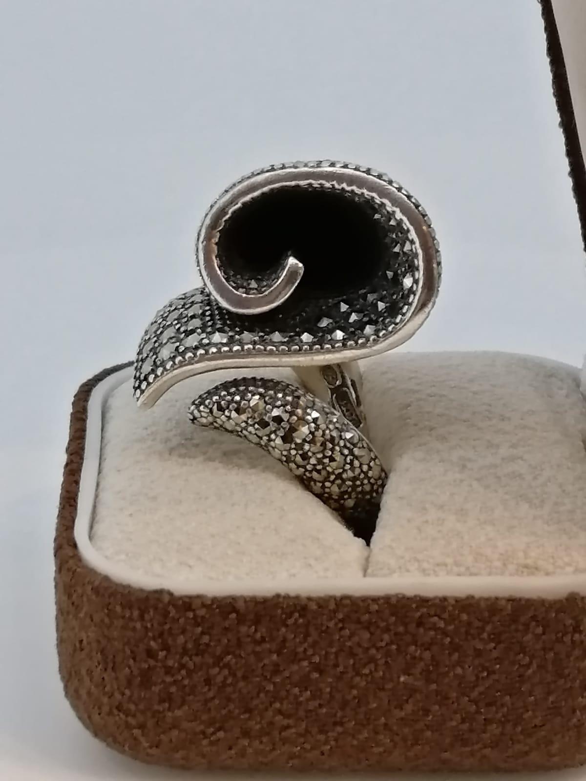 
Di provenienza europea, 
questo pezzo retrò è stato realizzato meticolosamente 
in argento sterling 925 
e riccamente incastonato con marcasiti di alta qualità

Nonostante risalga agli anni '60, 
l'anello è in ottime condizioni. 

È impressionante