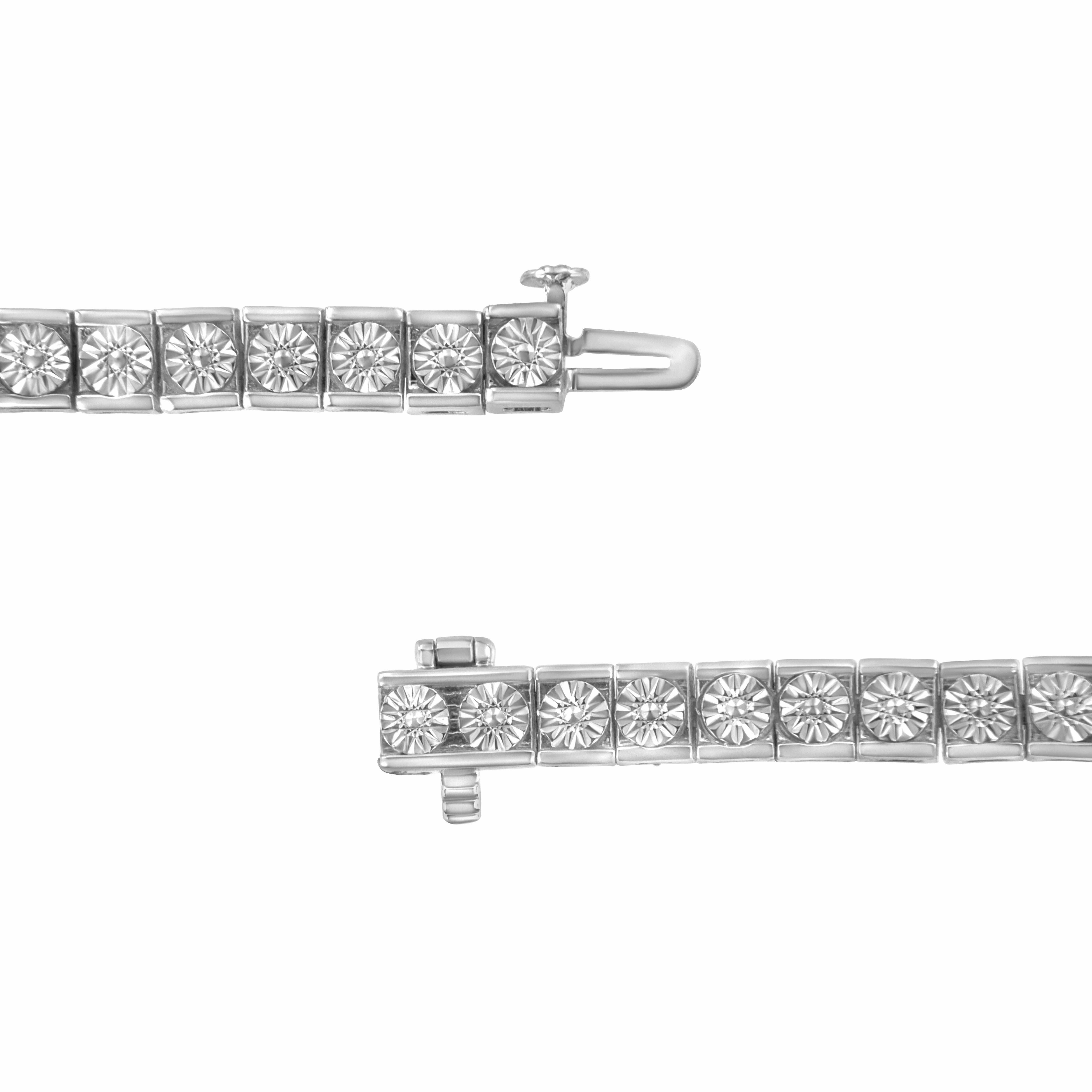 Rehaussez votre style avec ce bracelet tennis classique avec une touche d'audace. Cette pièce est conçue avec des diamants naturels sertis miraculeusement dans des maillons rectangulaires en argent. Les diamants sont taillés en rond et étincellent