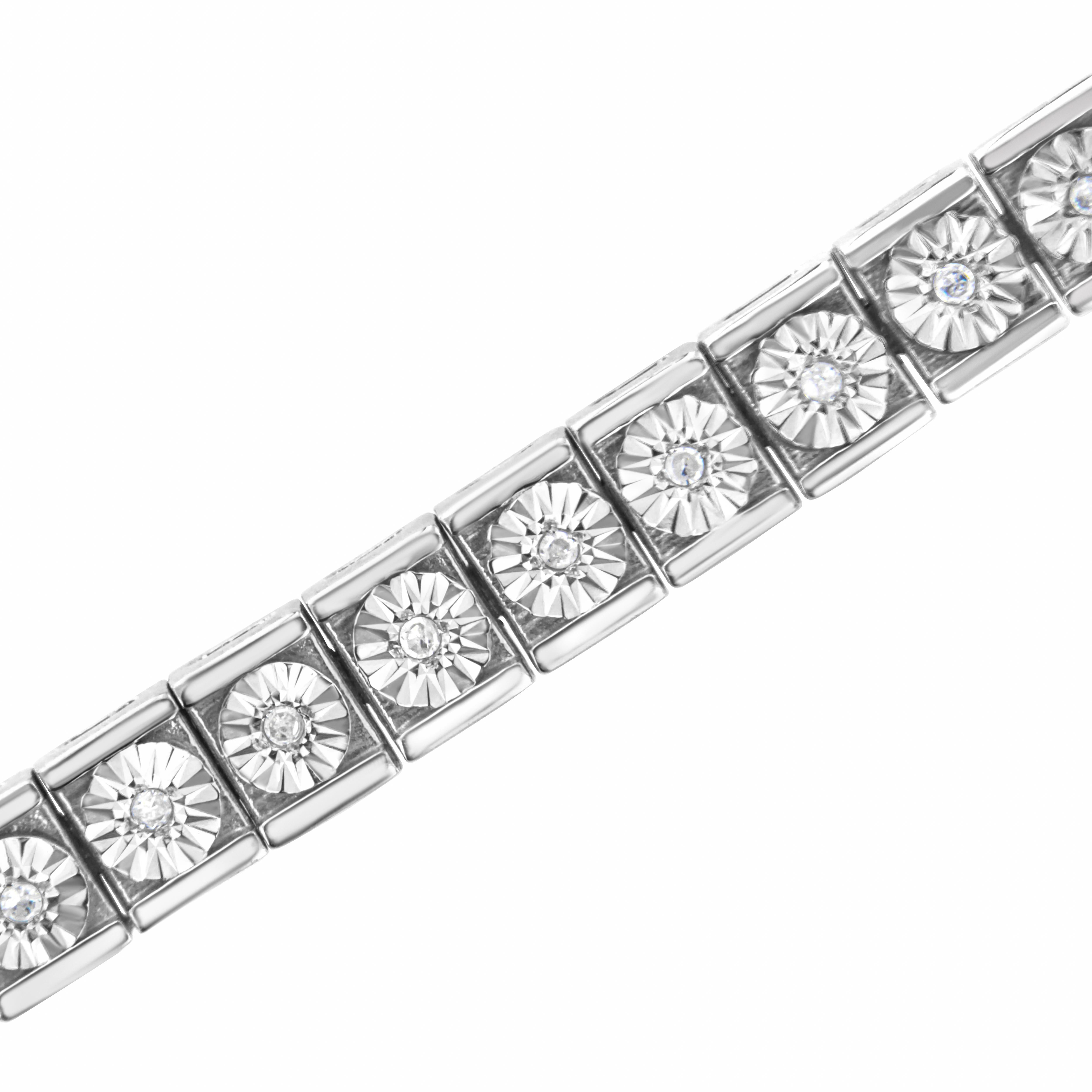Contemporain Bracelet tennis classique en argent sterling serti de diamants avec détails en forme de miracle de .925 en vente