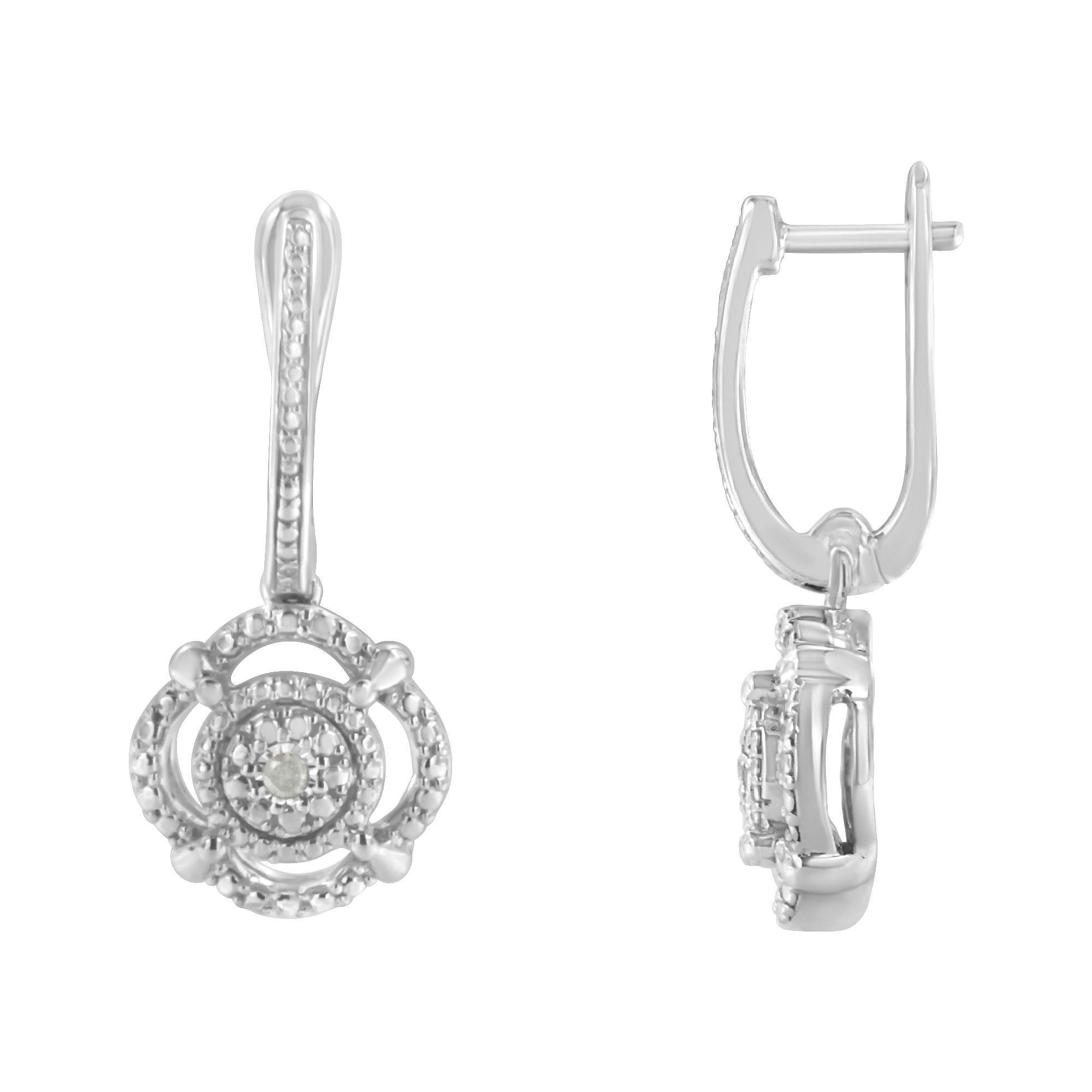 Eleganti e senza tempo, questi splendidi orecchini a pendente con diamanti in argento sterling sono caratterizzati da diamanti naturali, estratti dalla terra e incastonati con orgoglio al centro dell'ornamento circolare nel cuore della goccia.