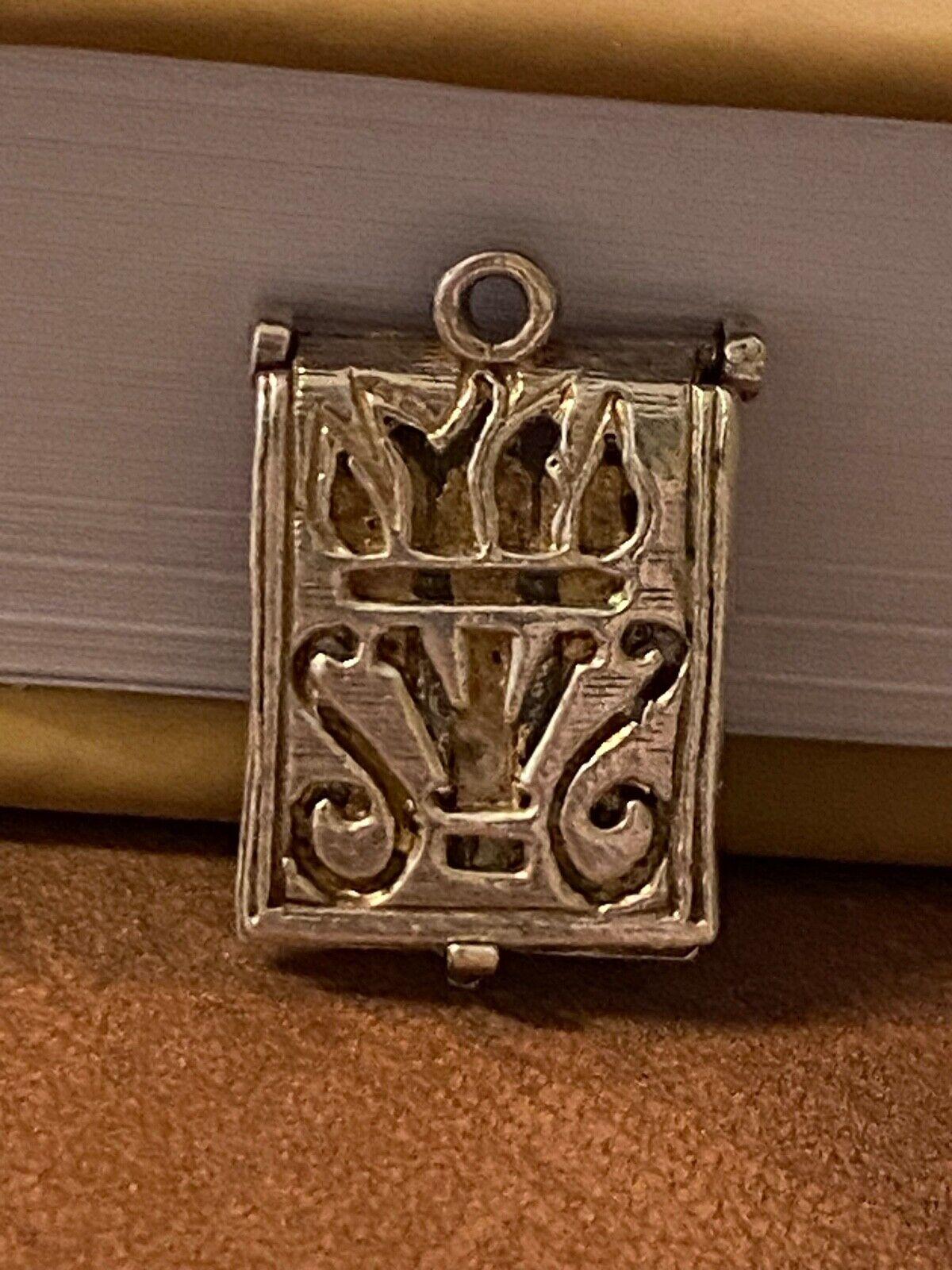 Aufwändig gestaltet als Geldklammer
Dieser hübsche Vintage-Charme wurde sorgfältig hergestellt.
aus 925er Sterlingsilber  

Dieser Charme zum Öffnen hat ein durchbrochenes Design. 
ist durchweg außergewöhnlich detailliert 

Zeichen für Reichtum und