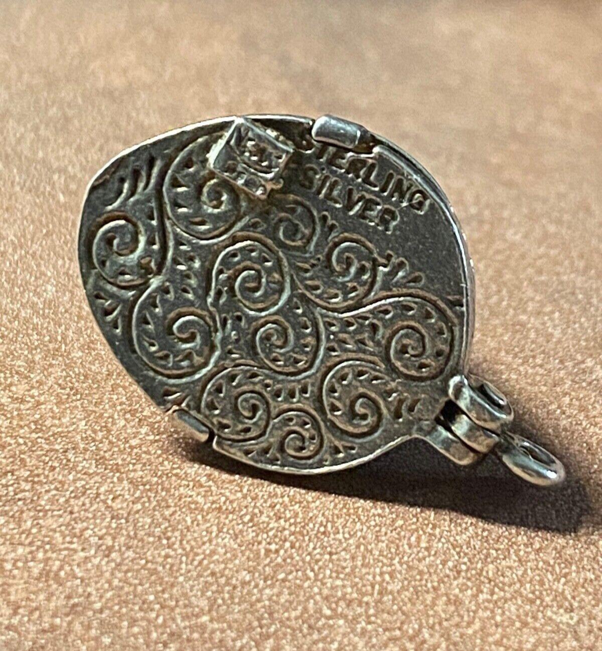 Aufwändig gestaltet wie ein indianisches Tipi, 
Dieser hübsche Vintage-Charme wurde sorgfältig hergestellt.
aus 925er Sterlingsilber  

Außergewöhnlich detailliert,
ein traditionelles Haus ist mit verschiedenen Symbolen geschmückt, 
mit einem