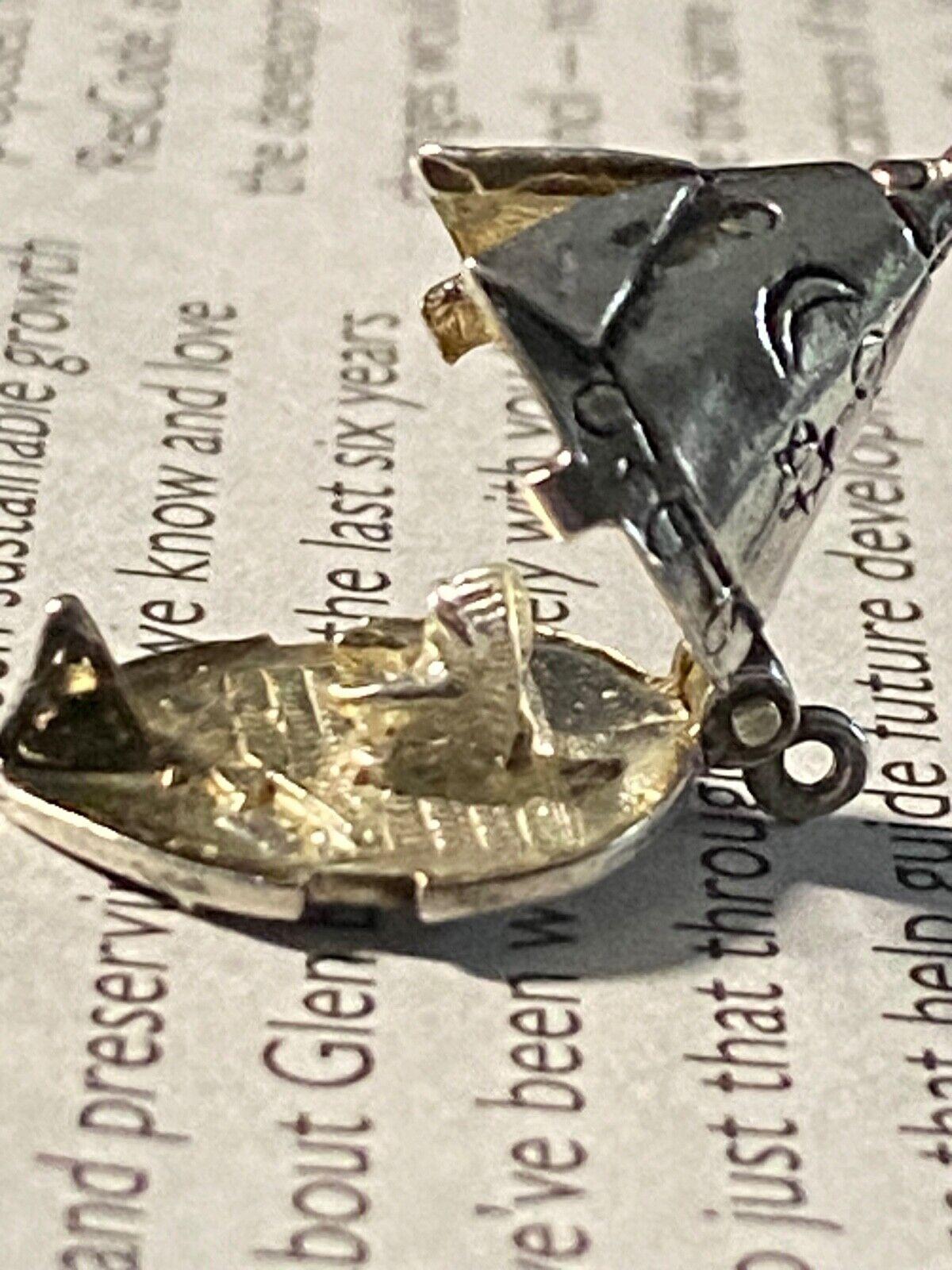 925 Sterling Silber Indianer Tipi mit Häuptling Vintage Eröffnung Charme im Zustand „Hervorragend“ im Angebot in MELBOURNE, AU