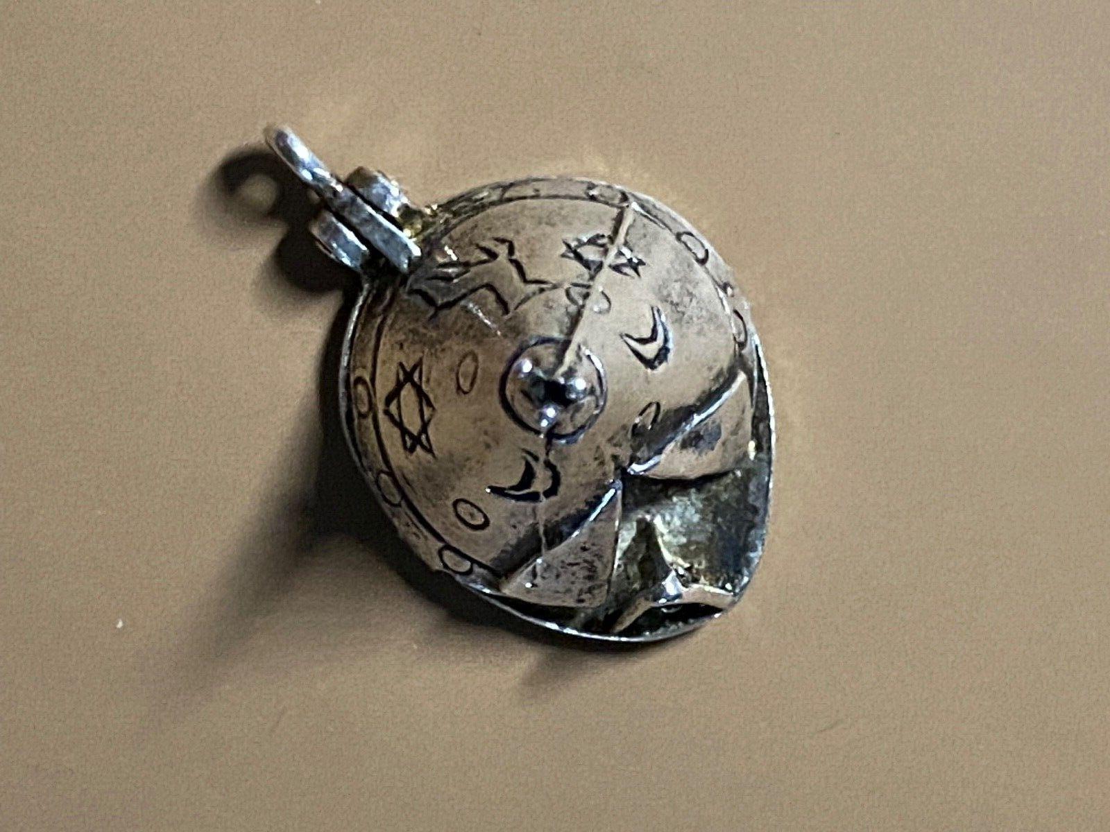 925 Sterling Silber Indianer Tipi mit Häuptling Vintage Eröffnung Charme für Damen oder Herren im Angebot