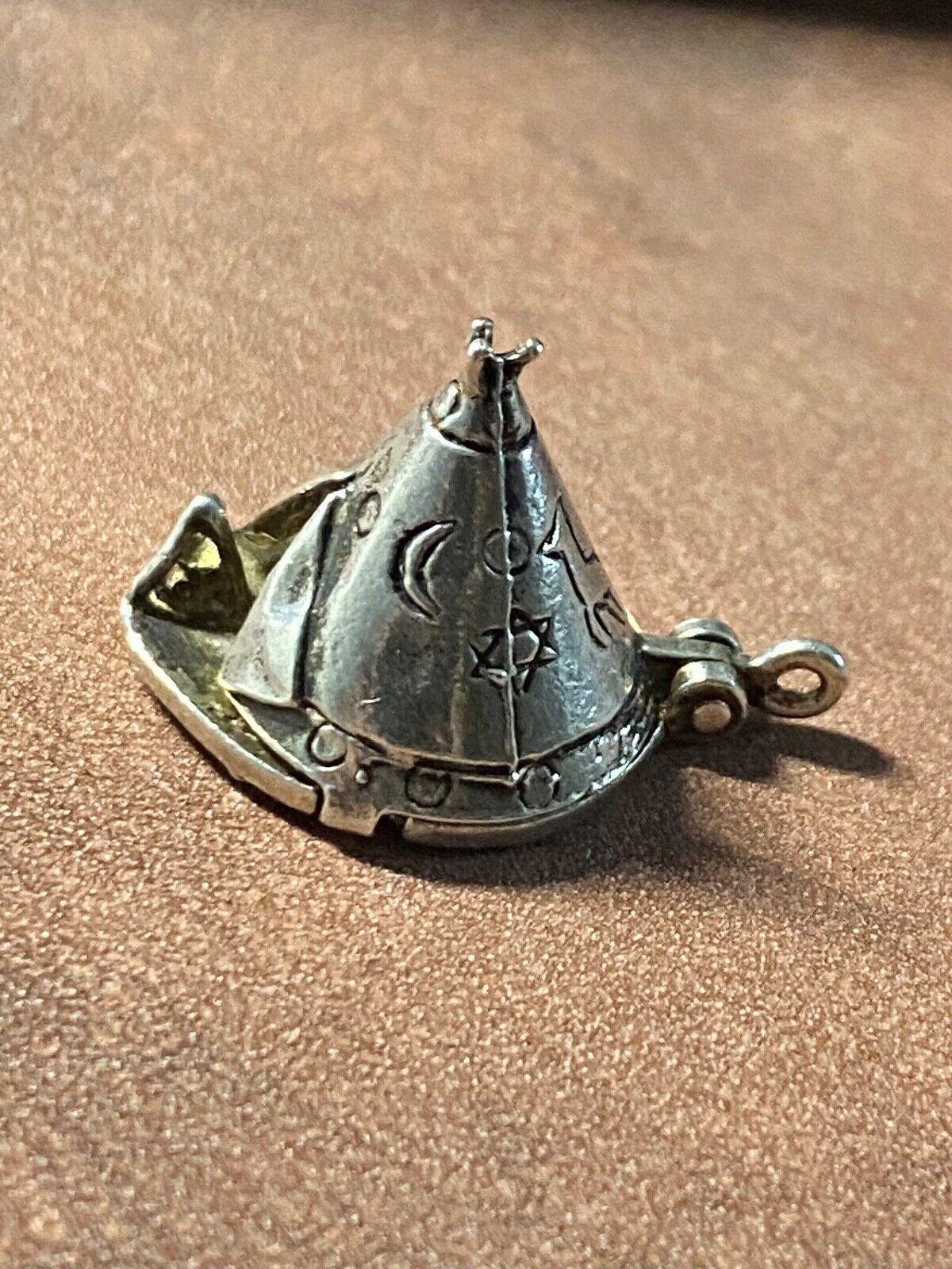 925 Sterling Silber Indianer Tipi mit Häuptling Vintage Eröffnung Charme im Angebot 1