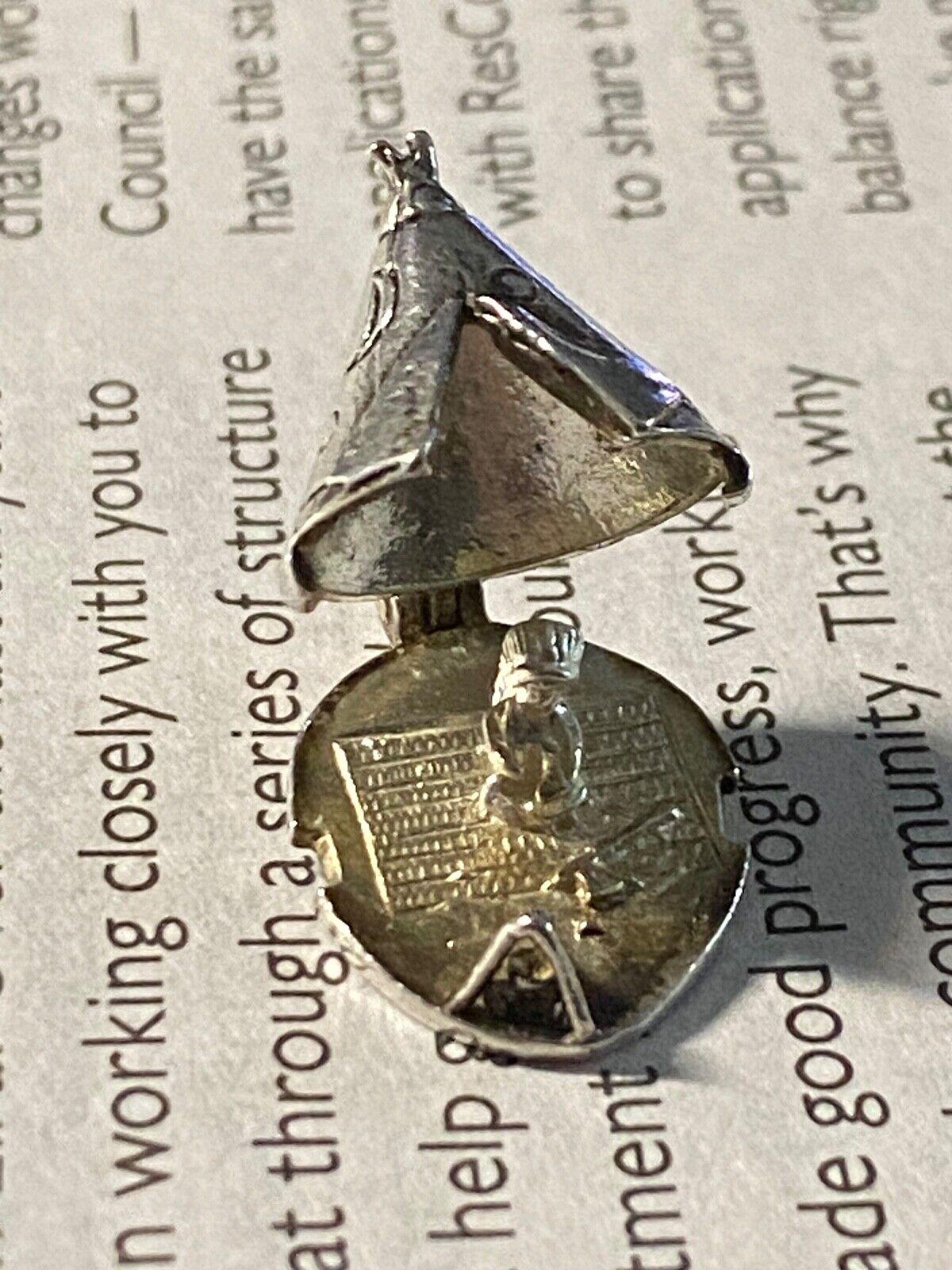 925 Sterling Silber Indianer Tipi mit Häuptling Vintage Eröffnung Charme im Angebot 2