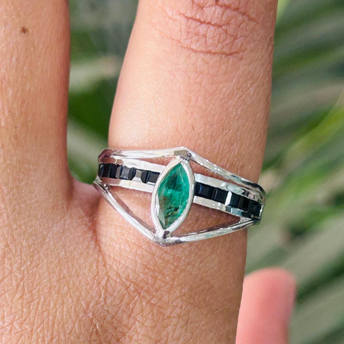 For Sale:  Natural Emerald and Sapphire Unisex Ring for Him in 925 Silver Jewelry 12