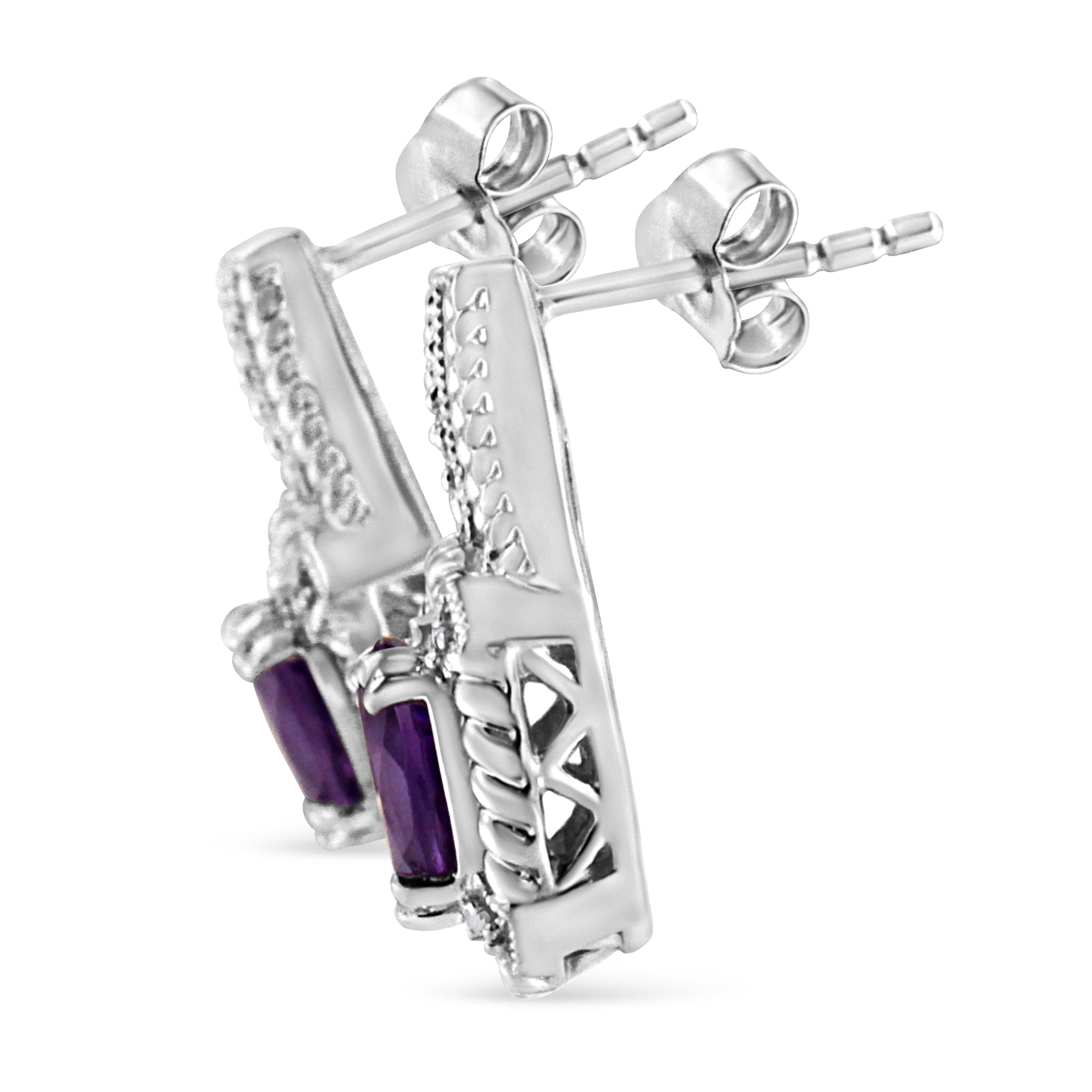 Estos resplandecientes pendientes de amatista y diamantes captan la asombrosa gracia femenina. Estos pendientes, elaborados en elegante plata de ley, presentan una amatista de talla ovalada en el centro, engastada con 12 brillantes diamantes de