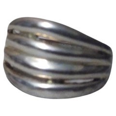 Anillo ondulado perforado de plata de ley .925 NF con detalles dorados