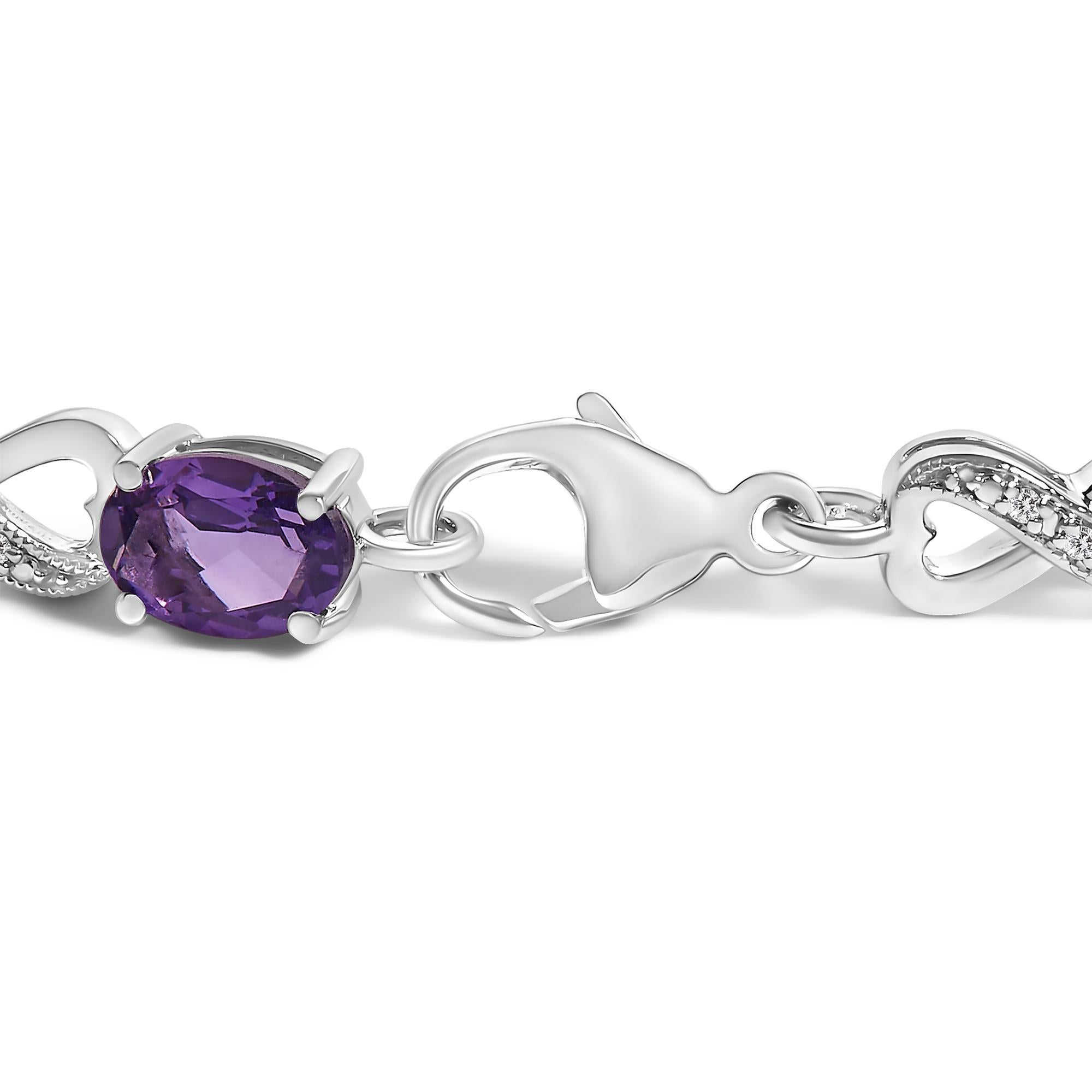 Plongez dans l'élégance de notre bracelet enchanteur, exquisément conçu en argent sterling .925 plaqué rhodium qui promet un éclat éternel et une finition résistante contre les ternissures. Chaque maillon de cette pièce de 7 pouces attire le regard