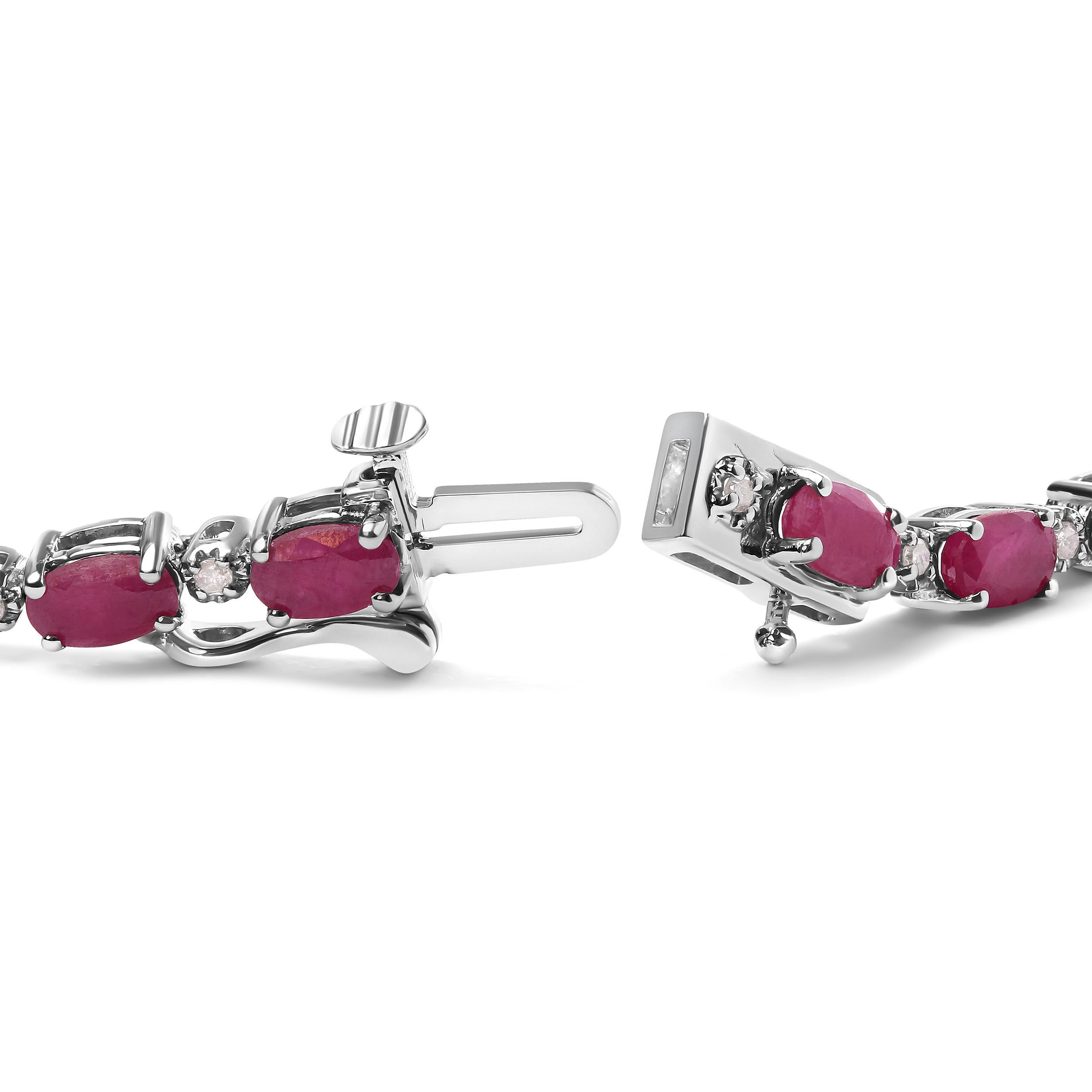 Concediti il massimo del lusso con questo splendido bracciale a maglie in argento 925 con rubini ovali e diamanti. Realizzato con amore e cura, questo squisito gioiello è stato progettato per farti sentire come un reale. I 24 diamanti naturali