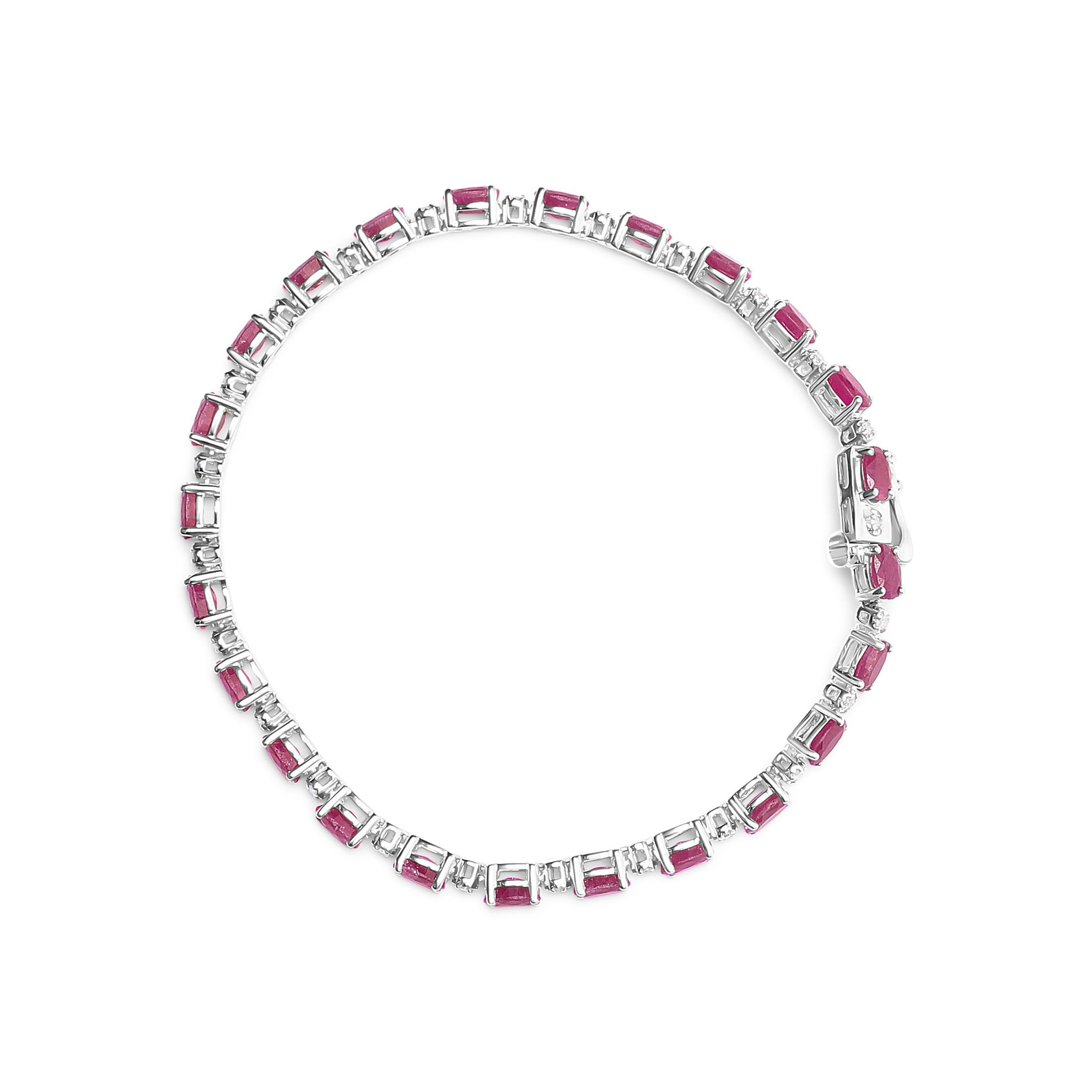 Moderno Bracciale in argento 925 con rubino ovale e diamante da 1/4 di carato A Link