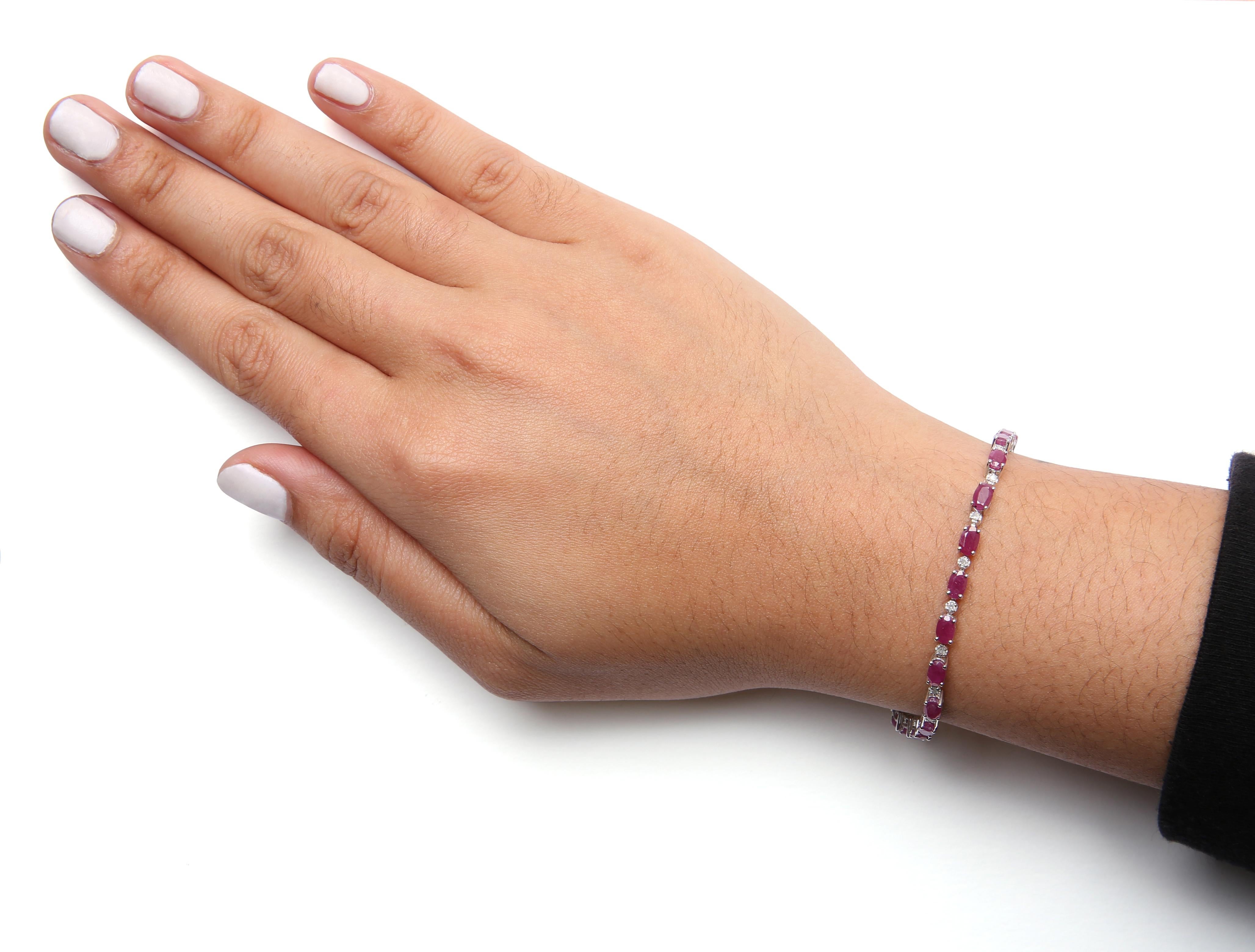 Bracciale in argento 925 con rubino ovale e diamante da 1/4 di carato A Link In condizioni Nuovo a New York, NY