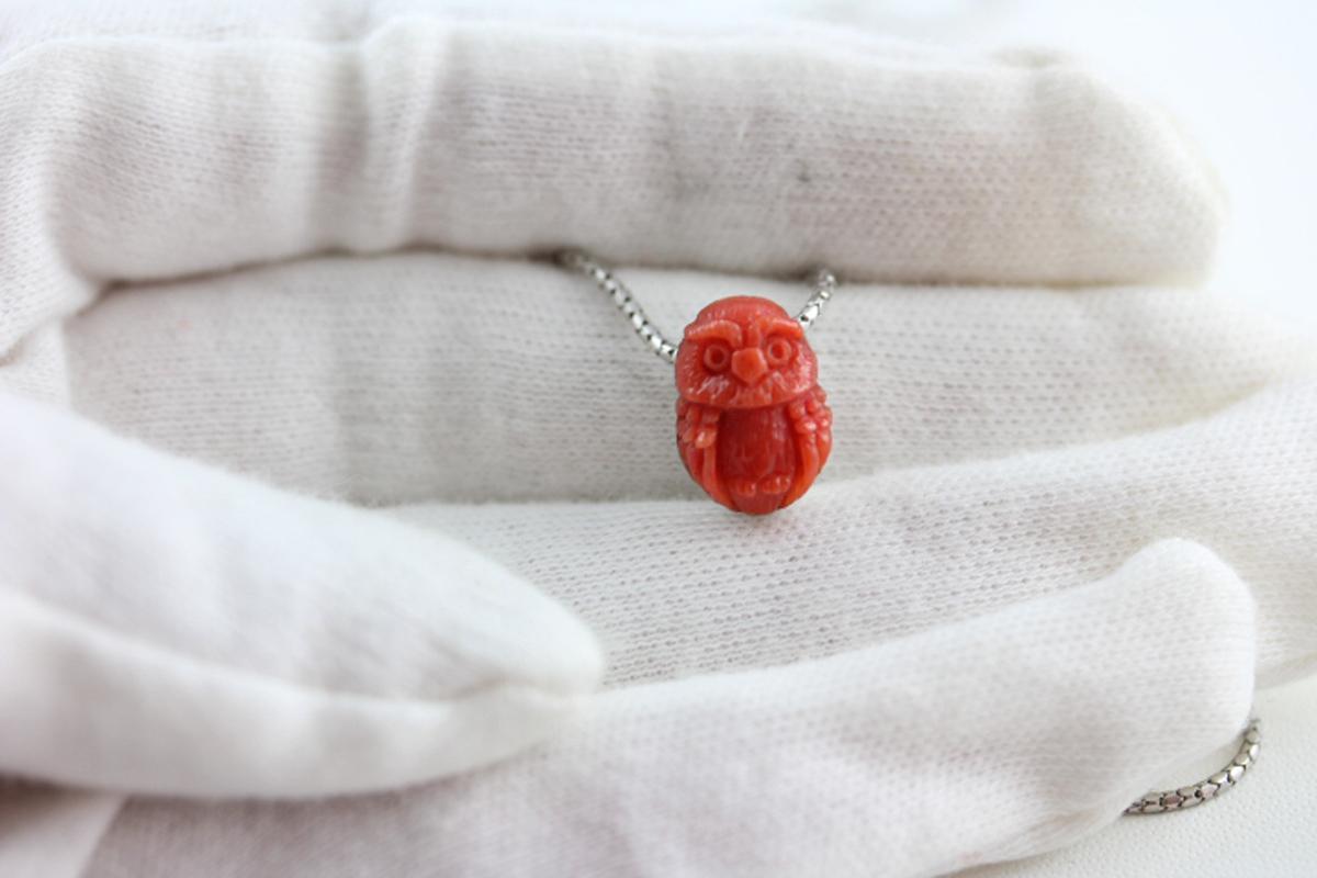 Amazing hand carved in the shape of an owl made in Mediterranean coral and mounted in sterling silver 925.
This necklace is very special addiction to any outfit!

For any problems related to some materials contained in the items that do not allow