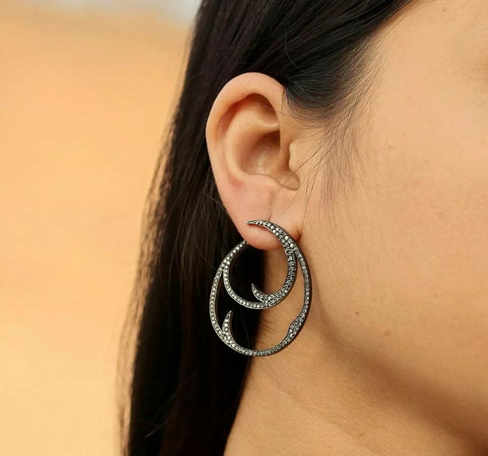 925 Sterling Silver Pave Diamond Hoop Earring Grande orecchino d'argento A. Silver Presente.
Leggero, può essere indossato tutti i giorni

Informazioni aggiuntive:
Condit: Nuovo con etichette: Un articolo nuovo di zecca, non usato e non indossato